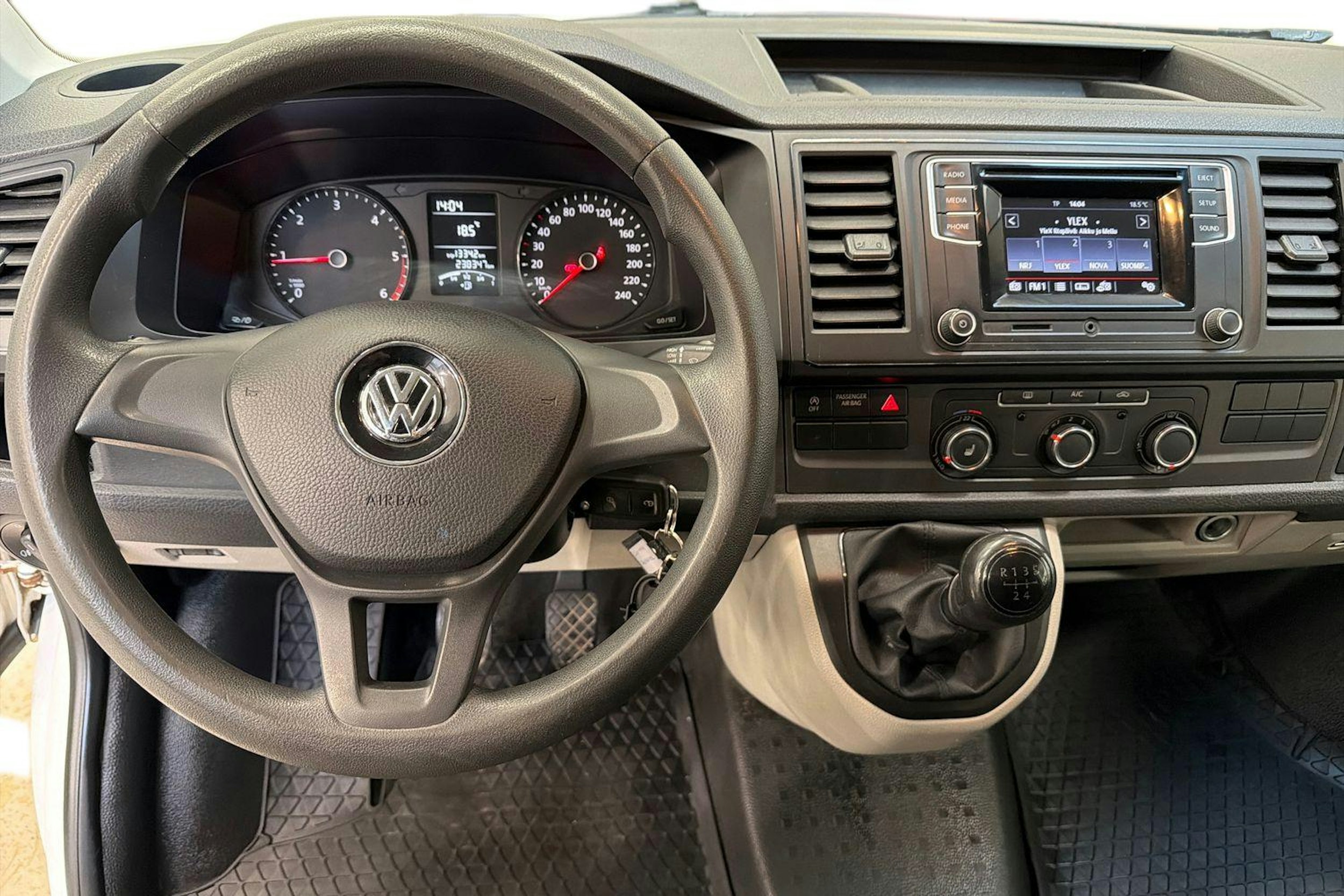 valkoinen Volkswagen Transporter 2017 kuva 9.