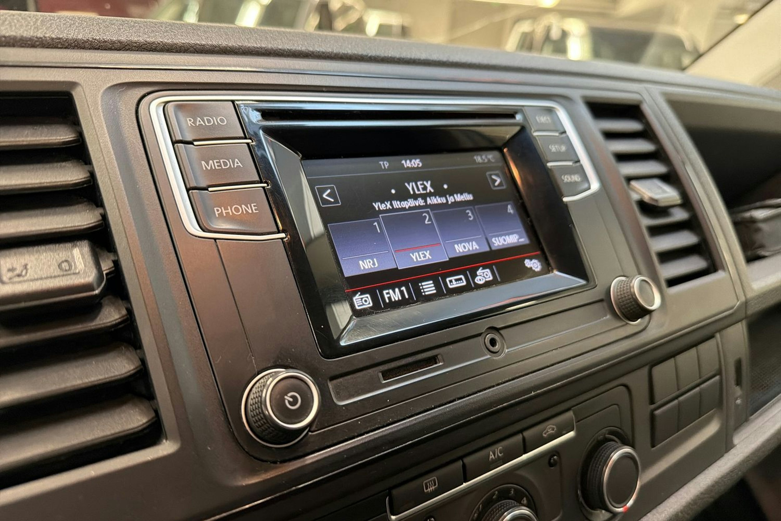 valkoinen Volkswagen Transporter 2017 kuva 15.