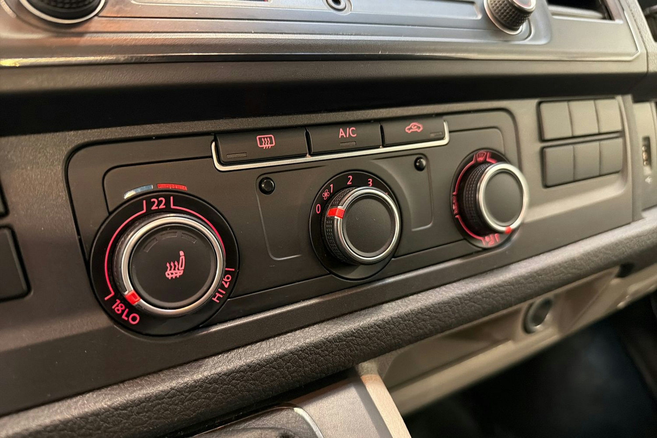 valkoinen Volkswagen Transporter 2017 kuva 17.