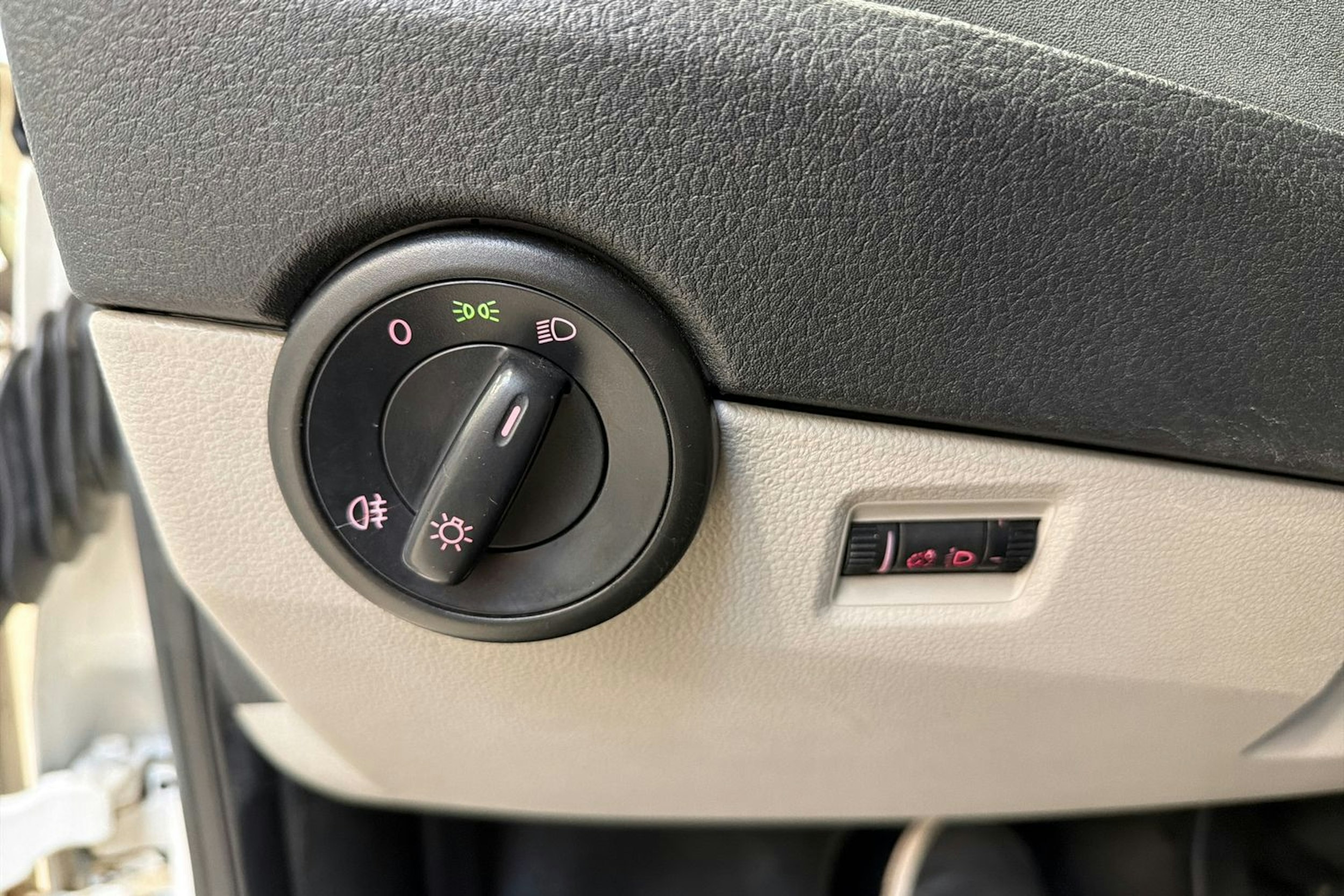 valkoinen Volkswagen Transporter 2017 kuva 19.