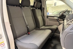 valkoinen Volkswagen Transporter 2017 kuva 23.
