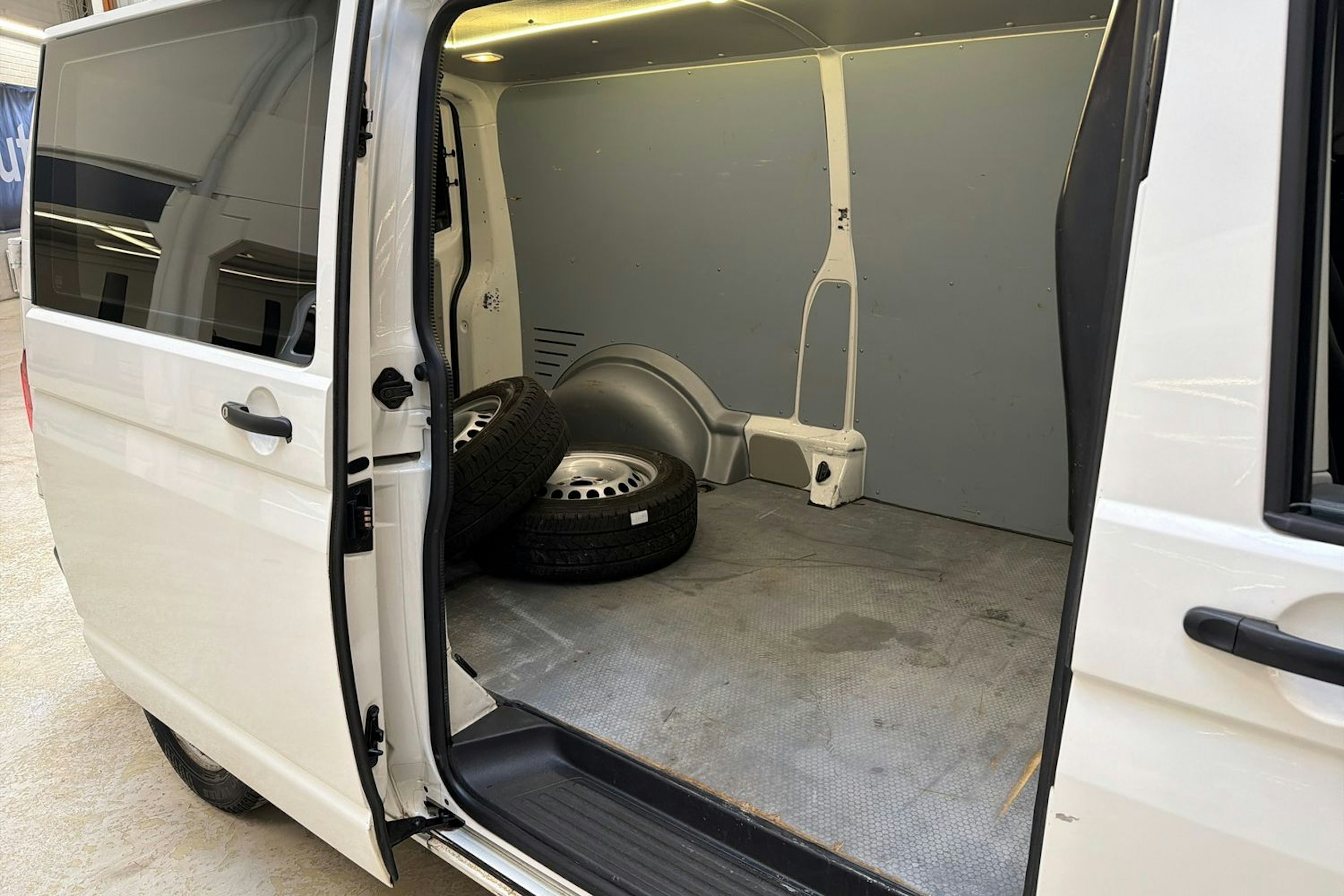 valkoinen Volkswagen Transporter 2017 kuva 24.