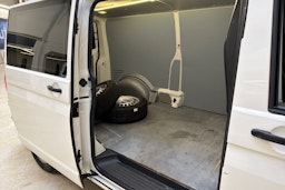 valkoinen Volkswagen Transporter 2017 kuva 24.