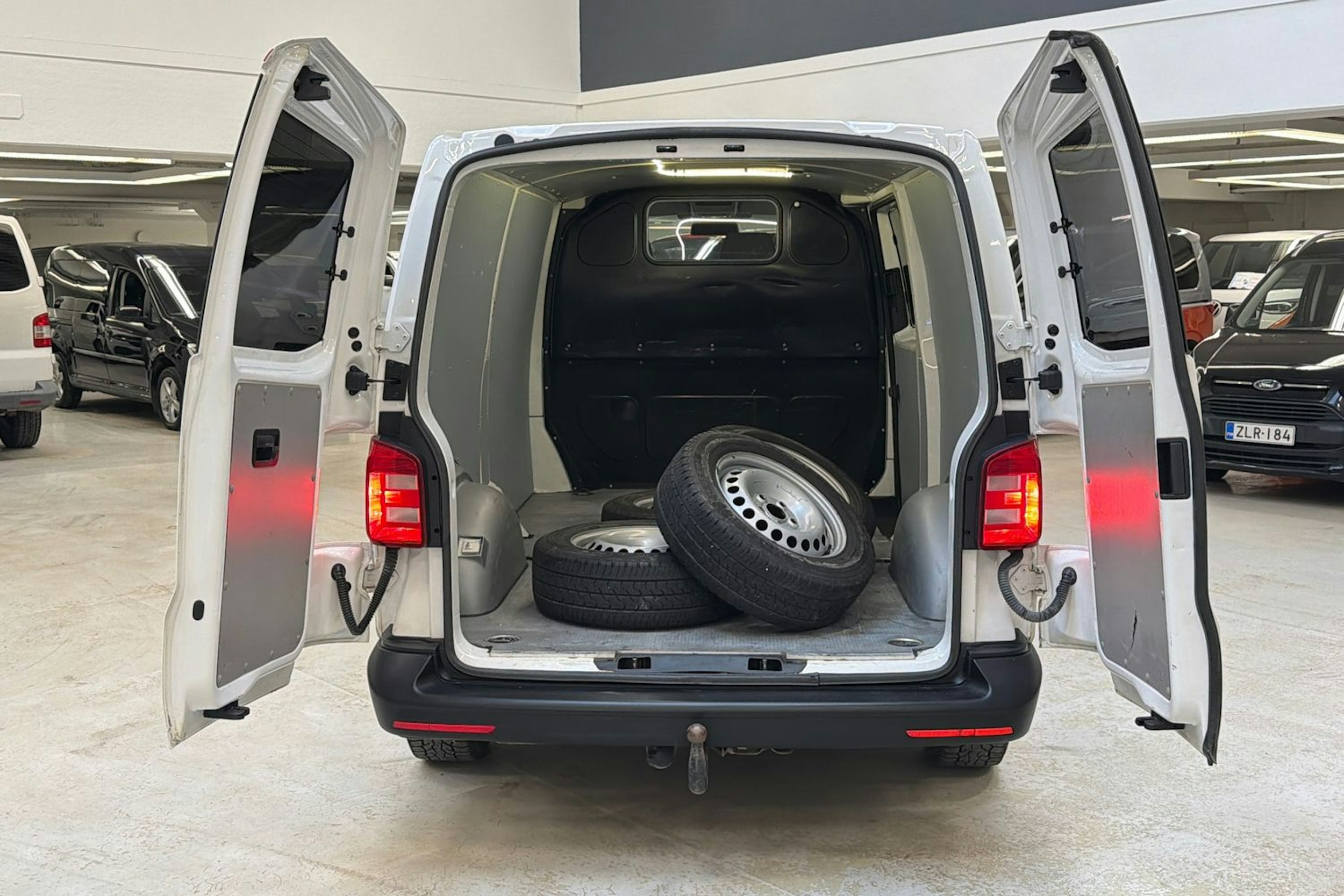 valkoinen Volkswagen Transporter 2017 kuva 25.