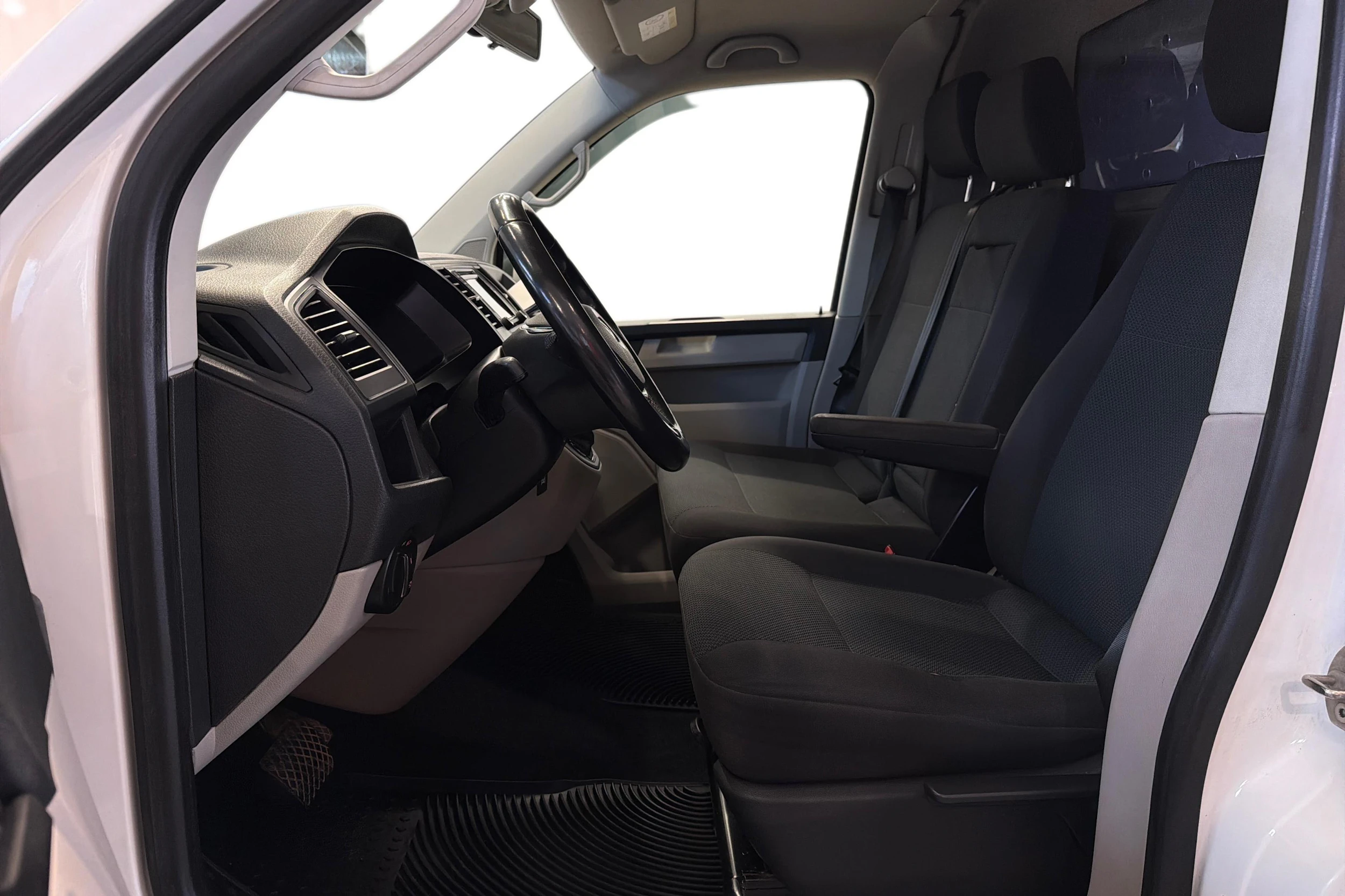 valkoinen Volkswagen Transporter 2016 kuva 8.