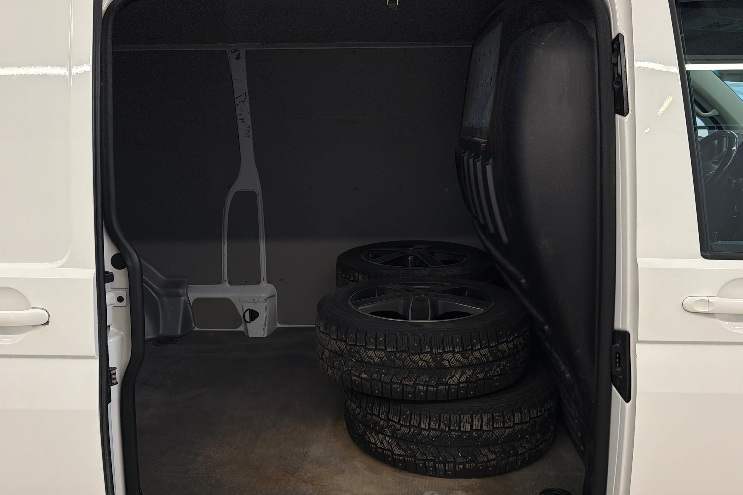 valkoinen Volkswagen Transporter 2016 kuva 18.
