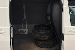 valkoinen Volkswagen Transporter 2016 kuva 18.