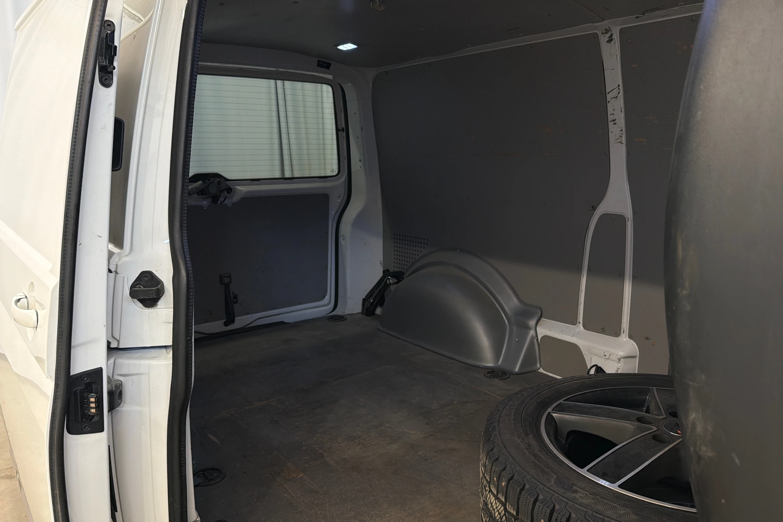 valkoinen Volkswagen Transporter 2016 kuva 19.