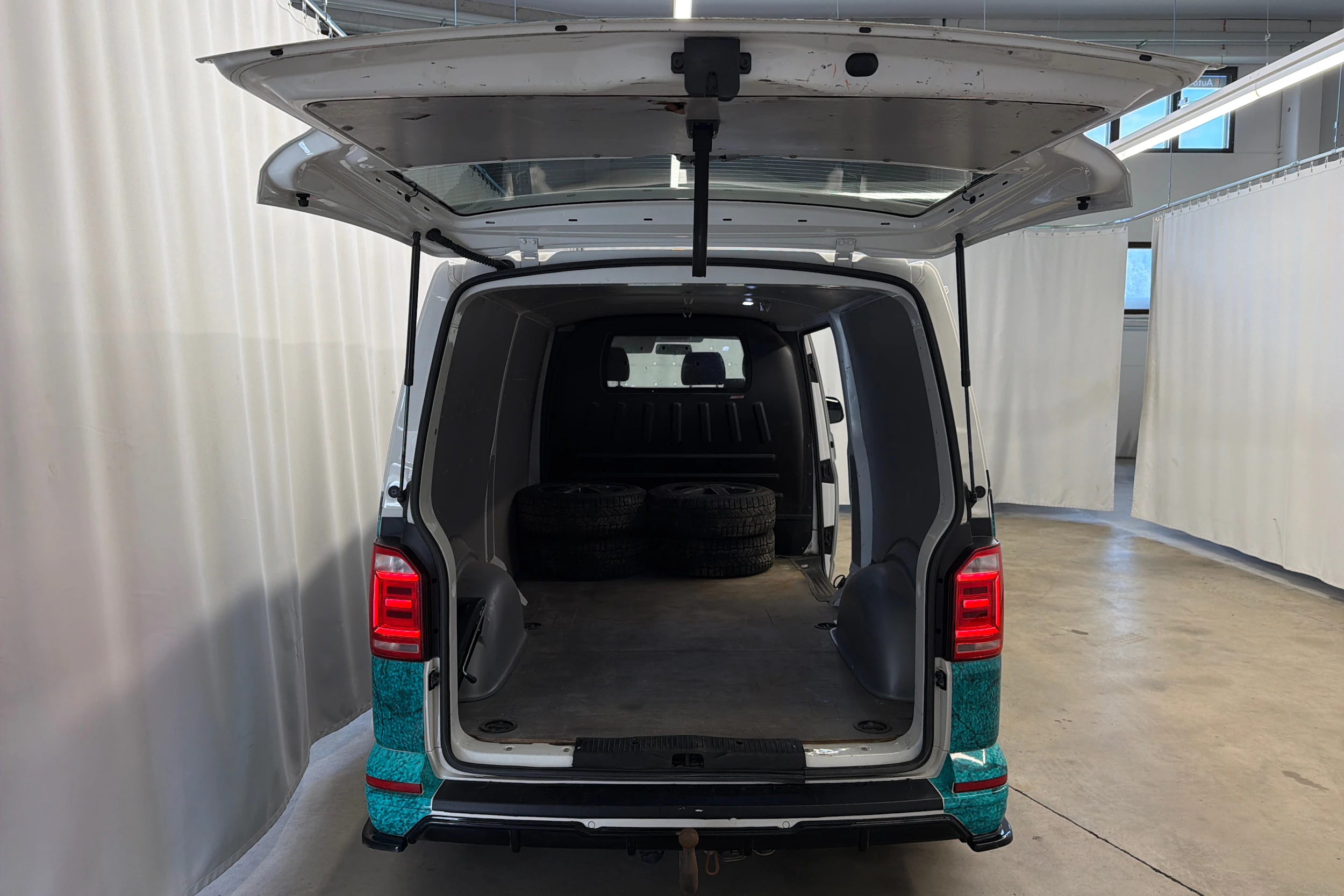 valkoinen Volkswagen Transporter 2016 kuva 20.