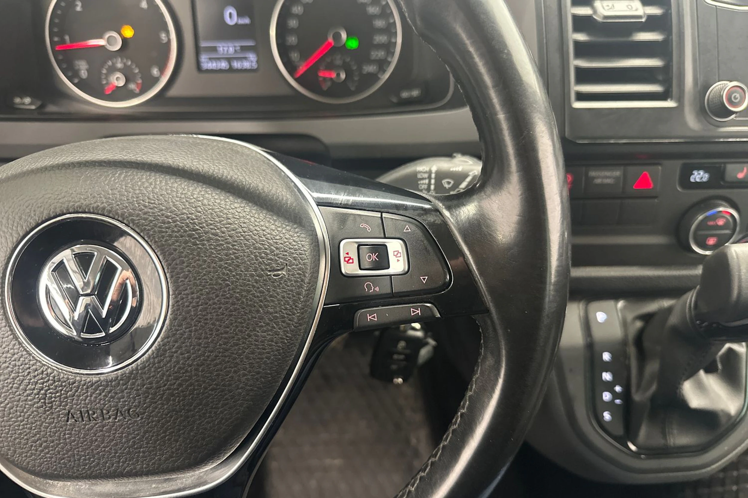 harmaa Volkswagen Transporter 2016 kuva 12.