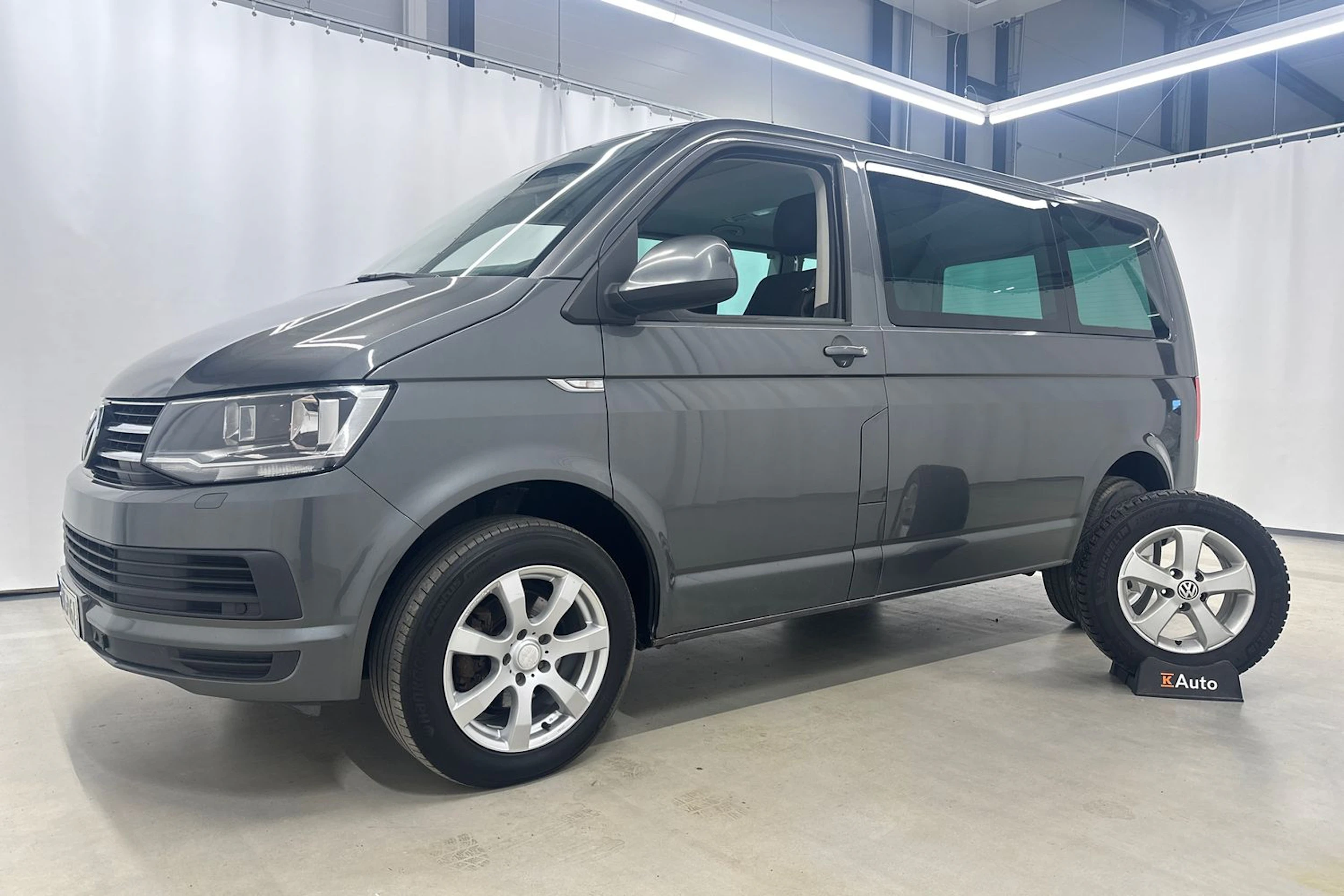 harmaa Volkswagen Transporter 2016 kuva 19.