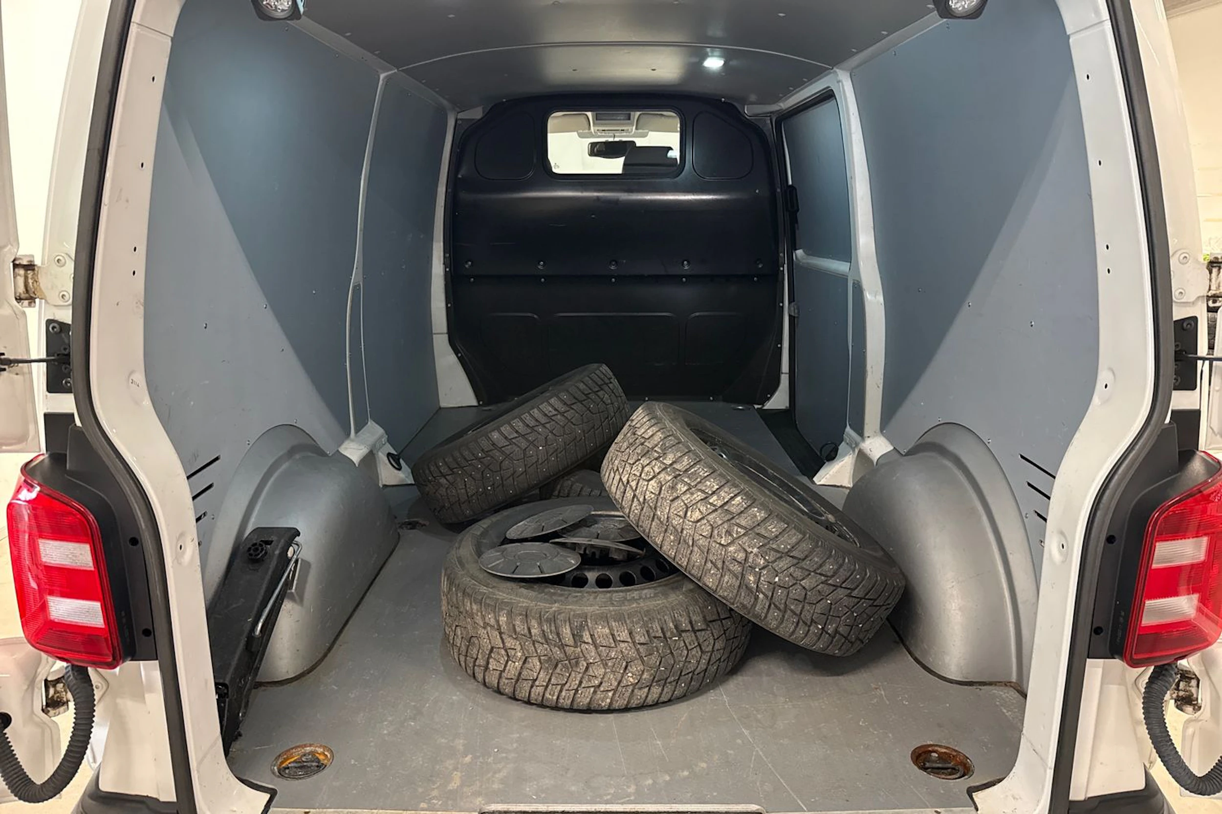 valkoinen Volkswagen Transporter 2016 kuva 15.