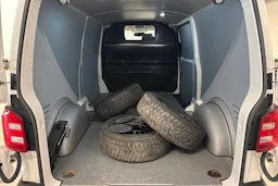 valkoinen Volkswagen Transporter 2016 kuva 15.
