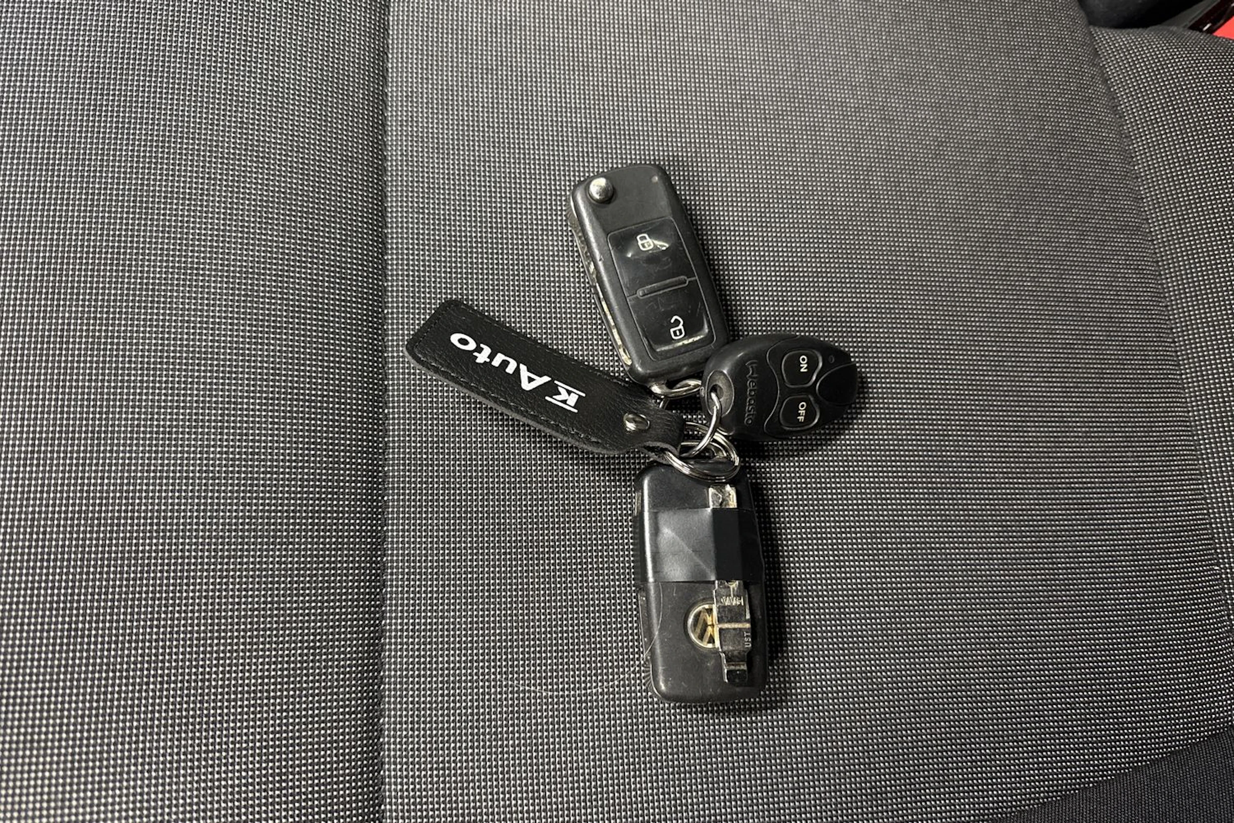 valkoinen Volkswagen Transporter 2016 kuva 23.