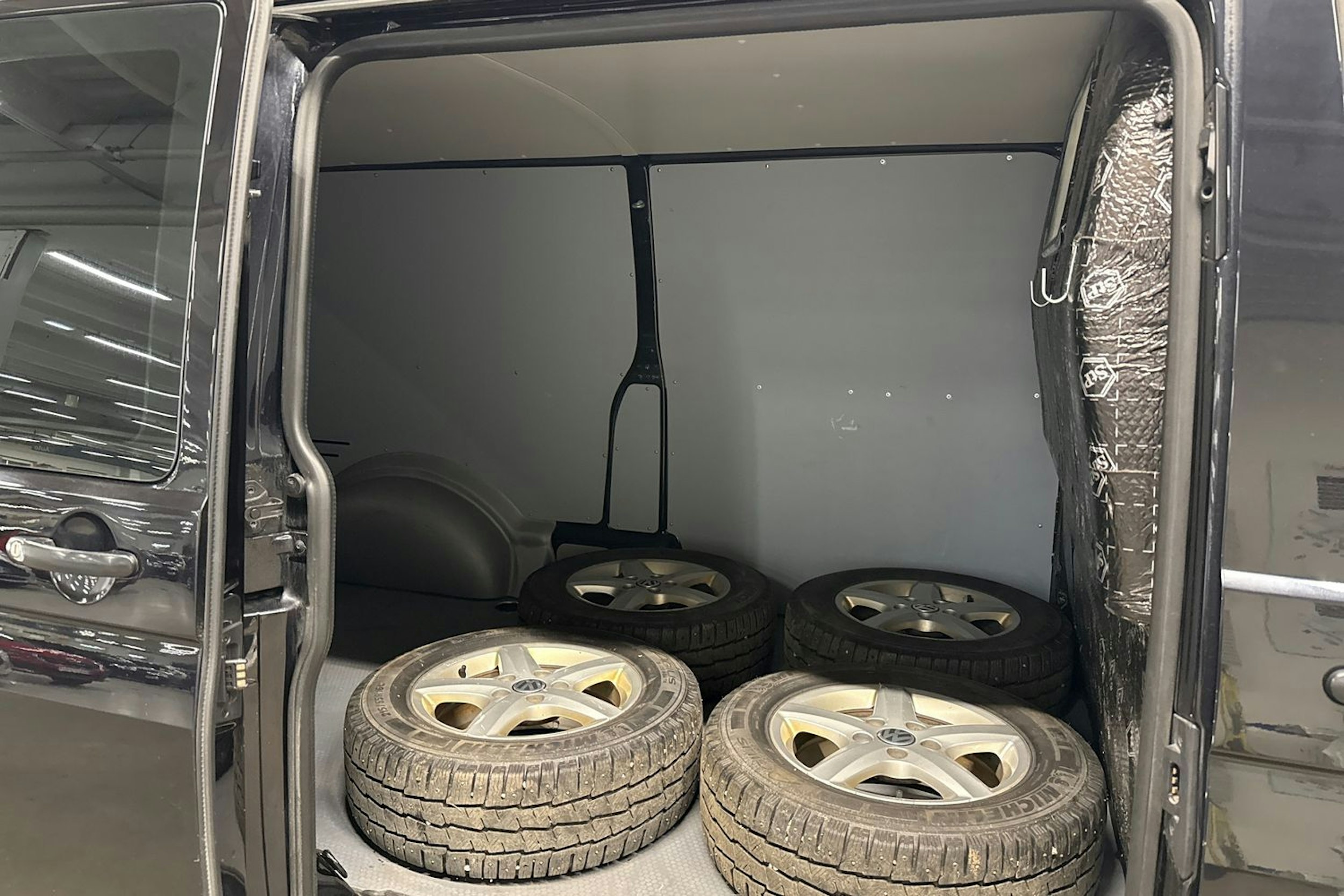 Musta Volkswagen TRANSPORTER 2016 kuva 13.