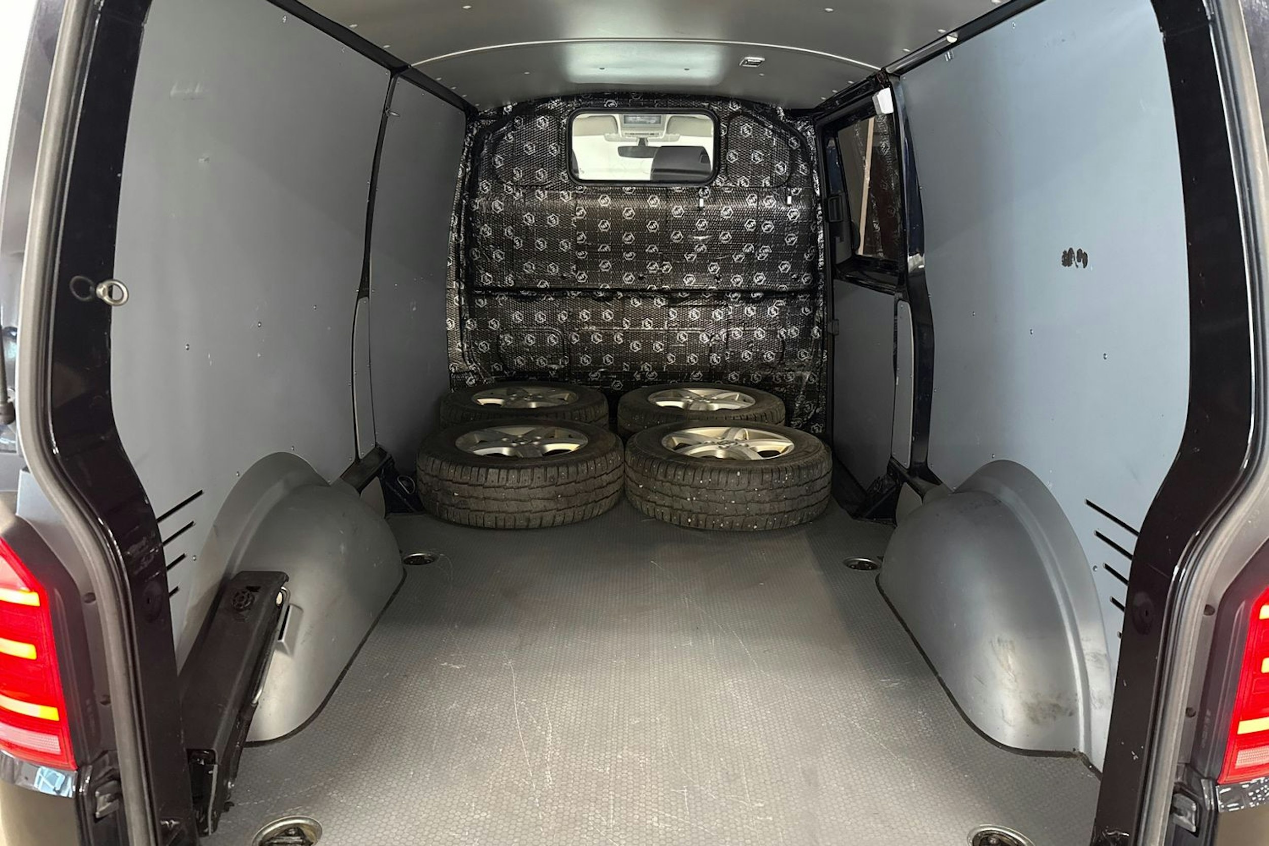 Musta Volkswagen TRANSPORTER 2016 kuva 14.