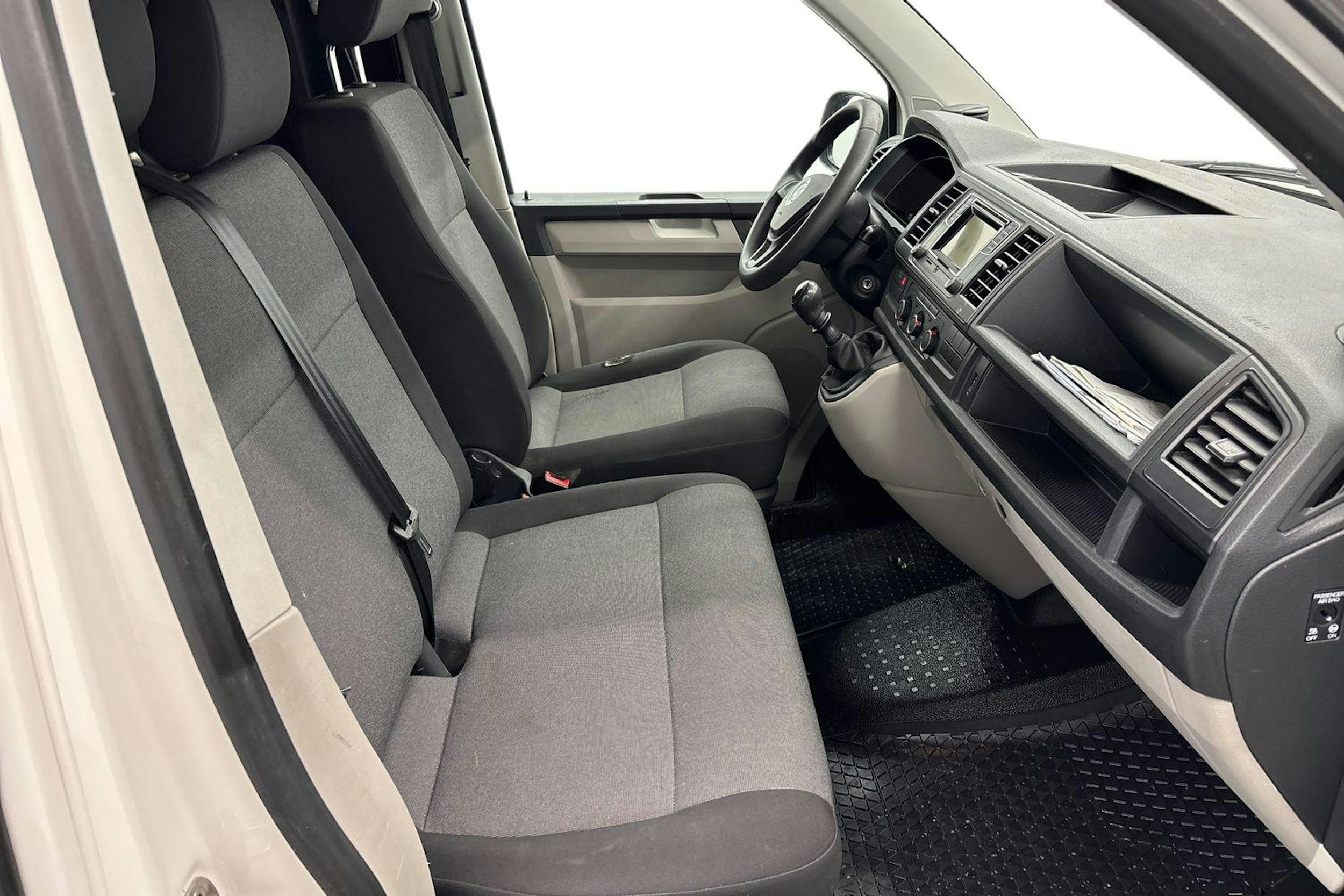 valkoinen Volkswagen Transporter 2017 kuva 11.