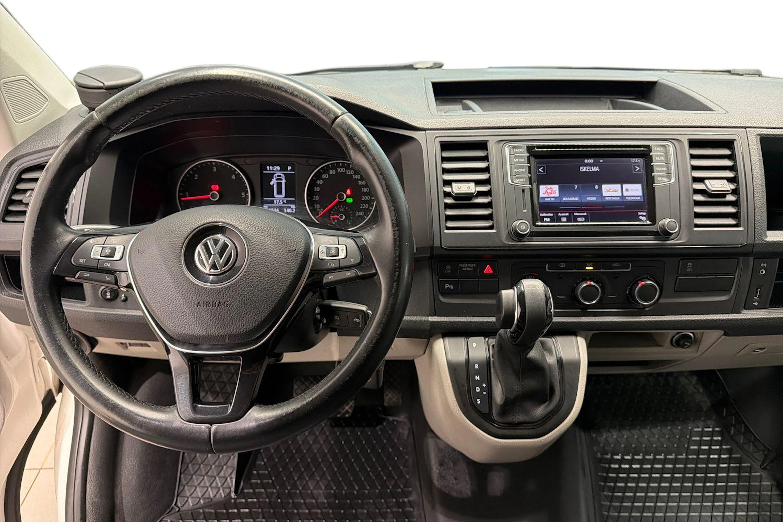 valkoinen Volkswagen Transporter 2017 kuva 7.