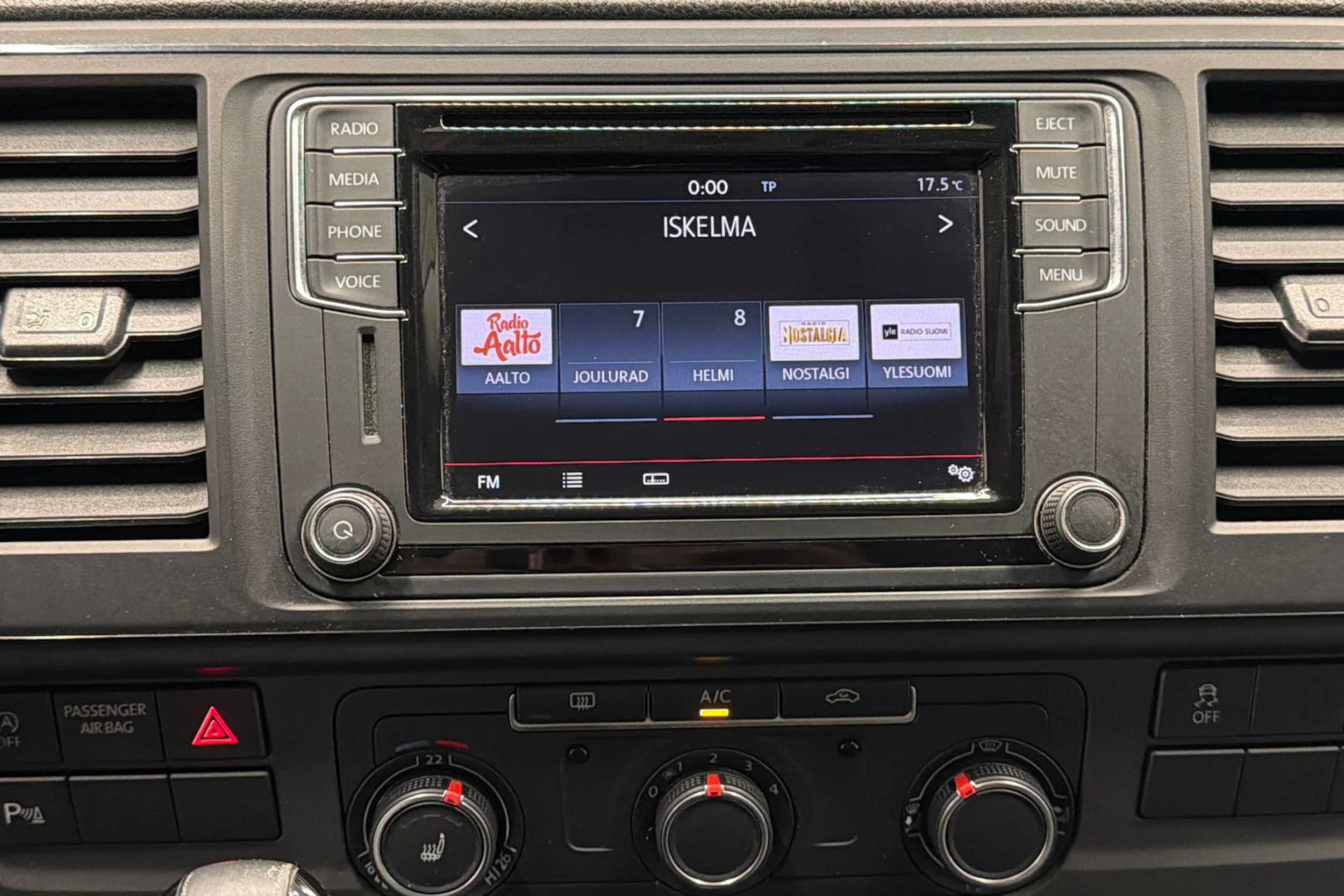 valkoinen Volkswagen Transporter 2017 kuva 16.
