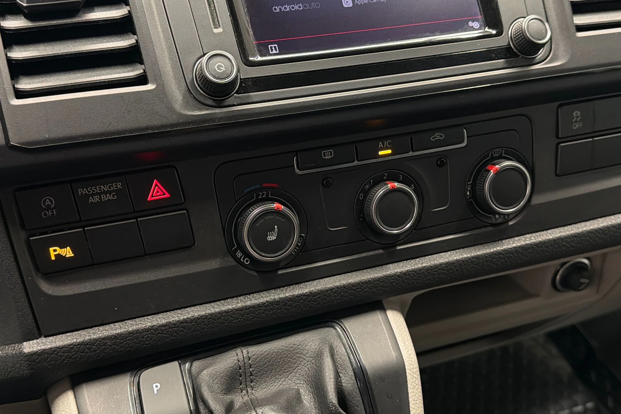 valkoinen Volkswagen Transporter 2017 kuva 19.