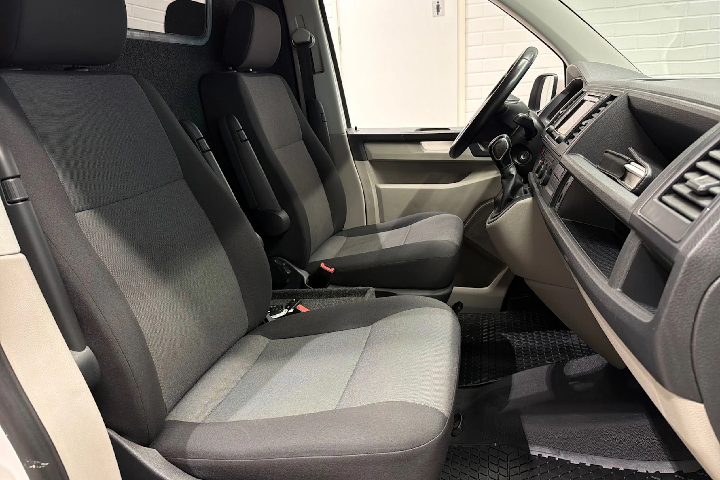 valkoinen Volkswagen Transporter 2017 kuva 22.