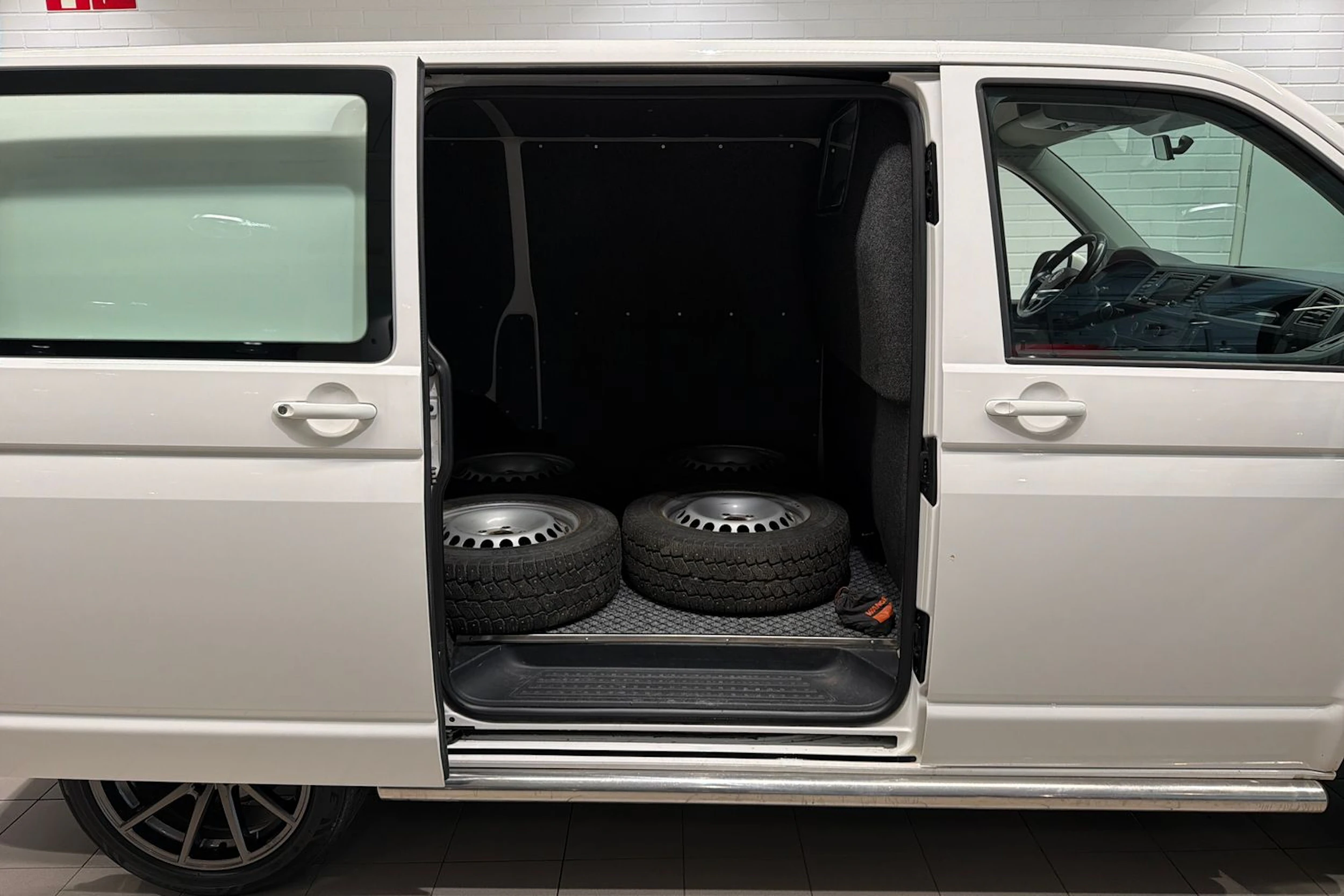 valkoinen Volkswagen Transporter 2017 kuva 23.