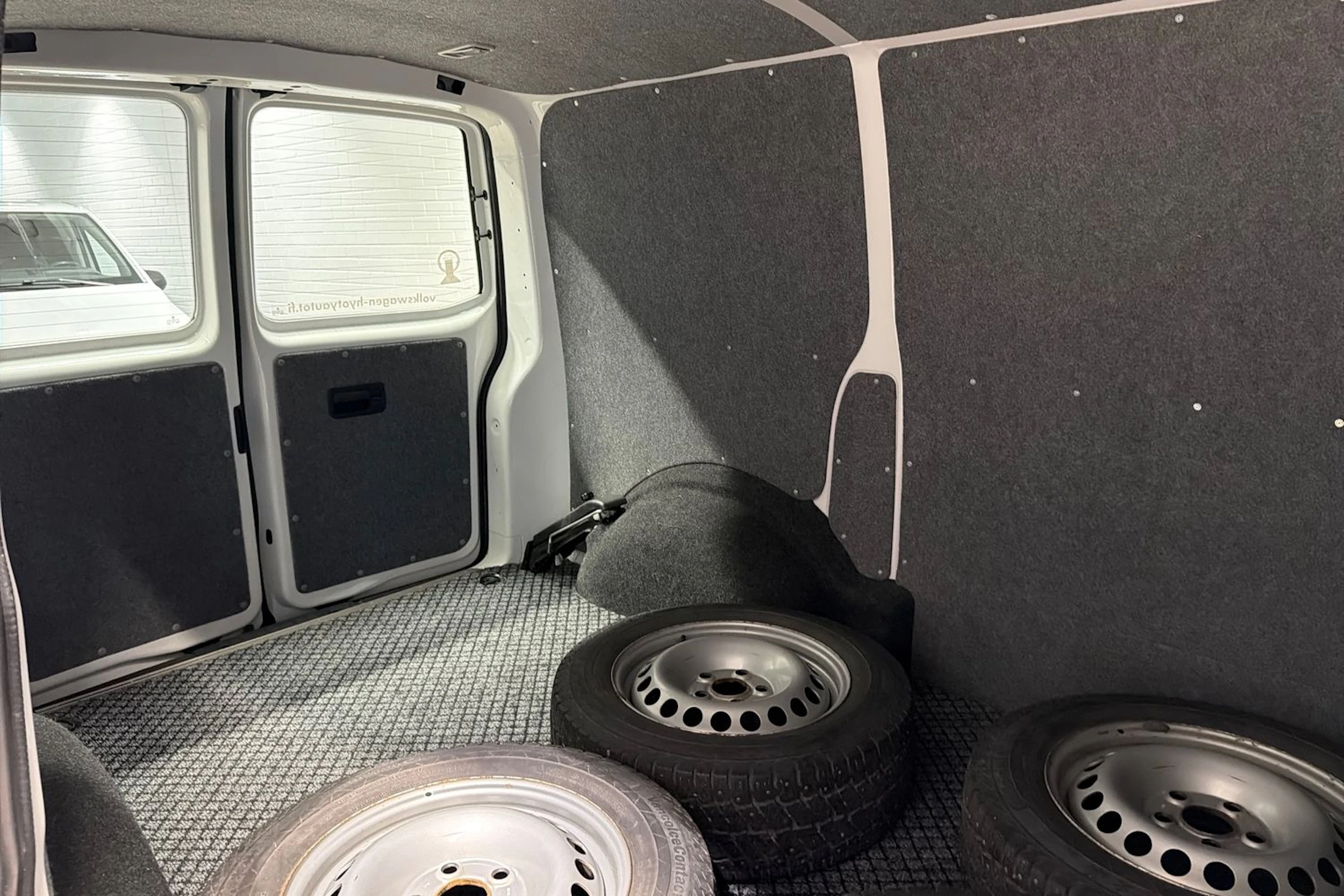 valkoinen Volkswagen Transporter 2017 kuva 24.
