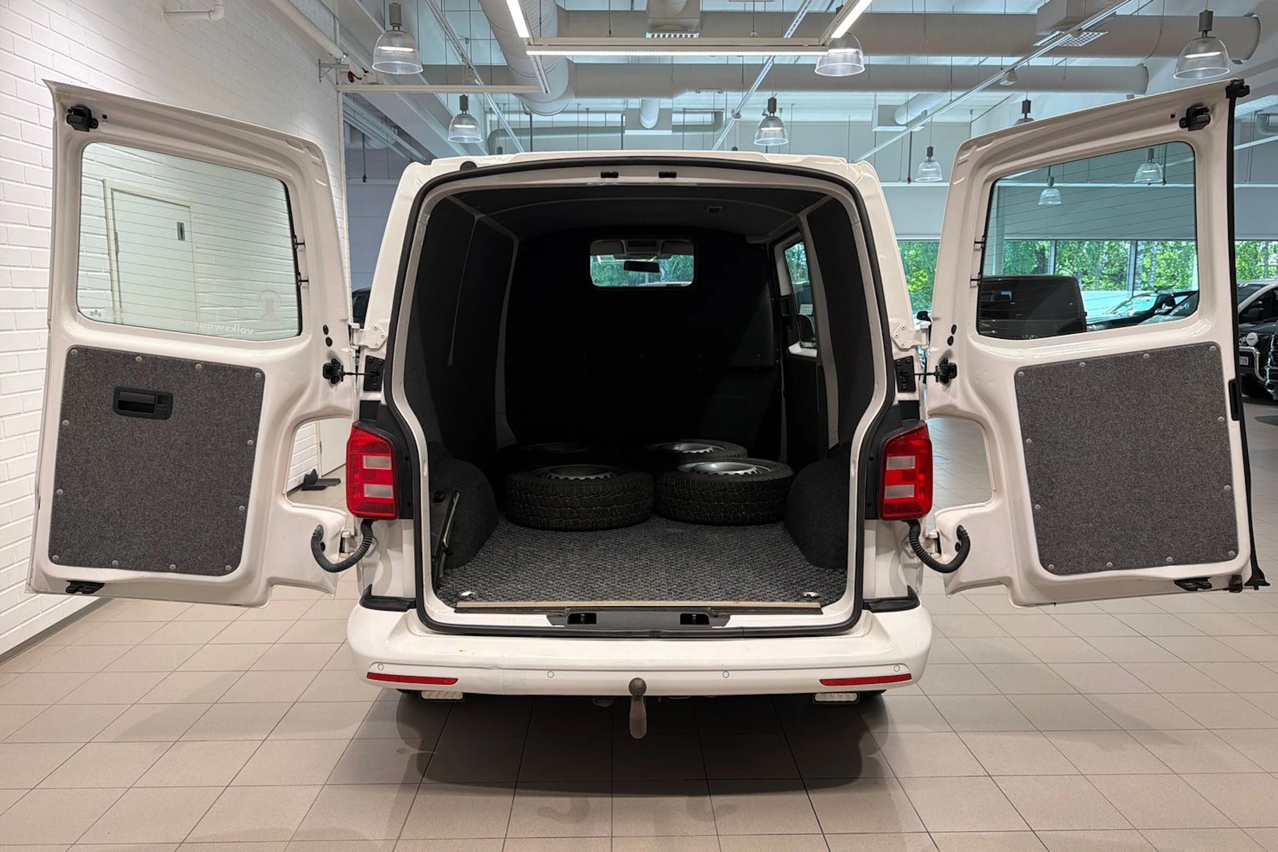 valkoinen Volkswagen Transporter 2017 kuva 26.