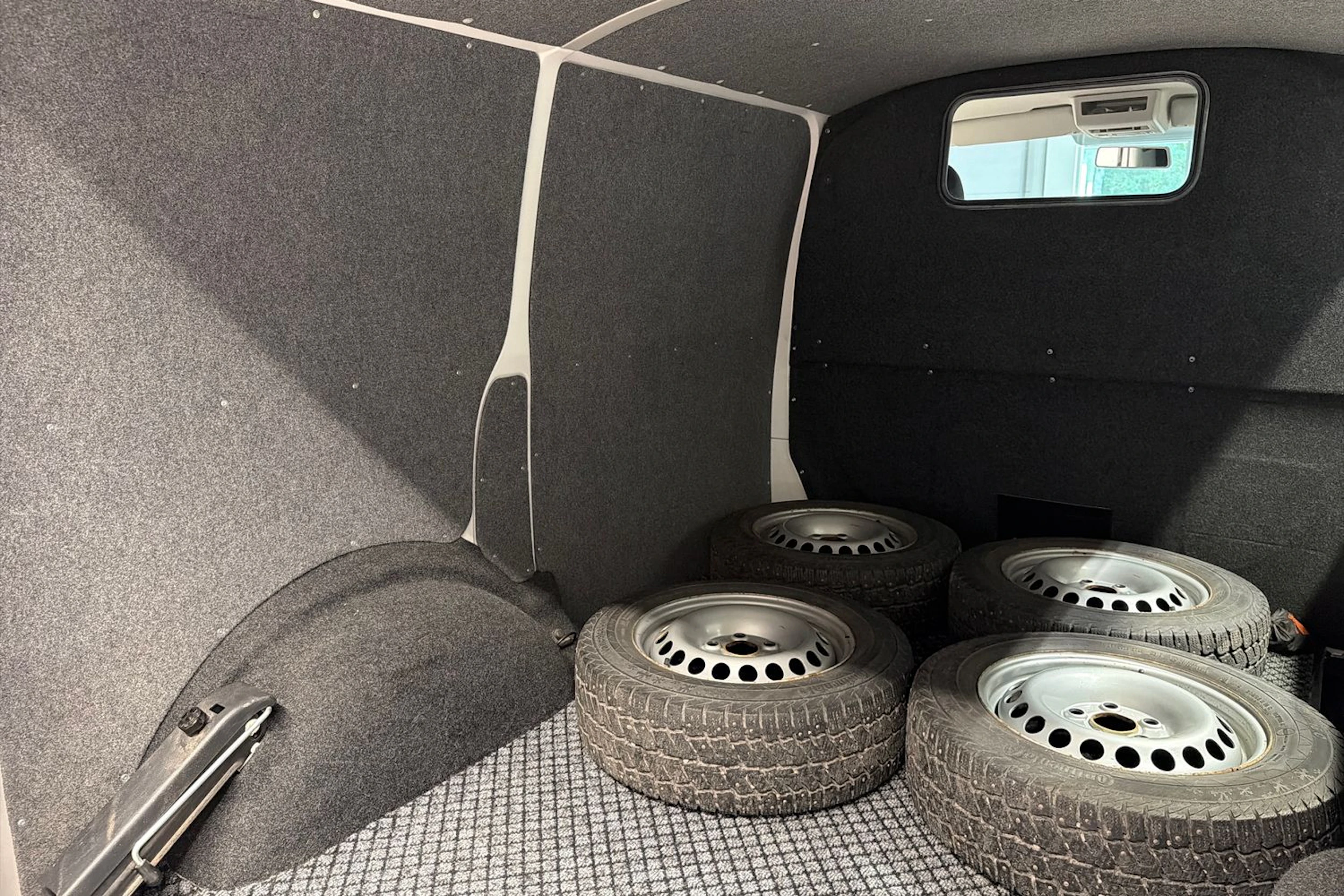 valkoinen Volkswagen Transporter 2017 kuva 27.