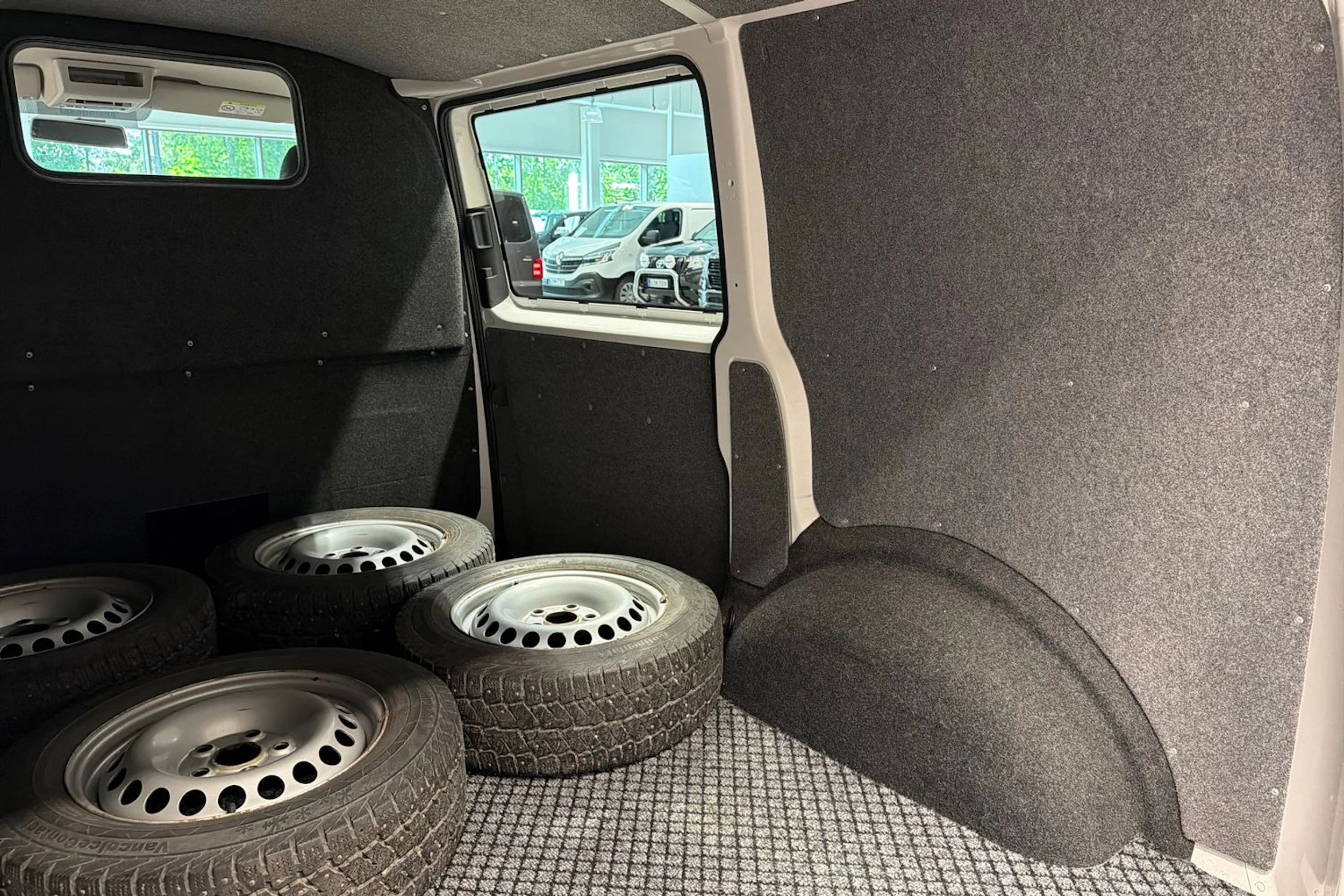 valkoinen Volkswagen Transporter 2017 kuva 28.