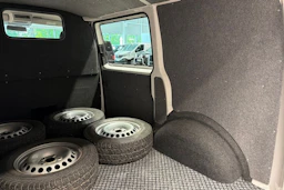 valkoinen Volkswagen Transporter 2017 kuva 28.