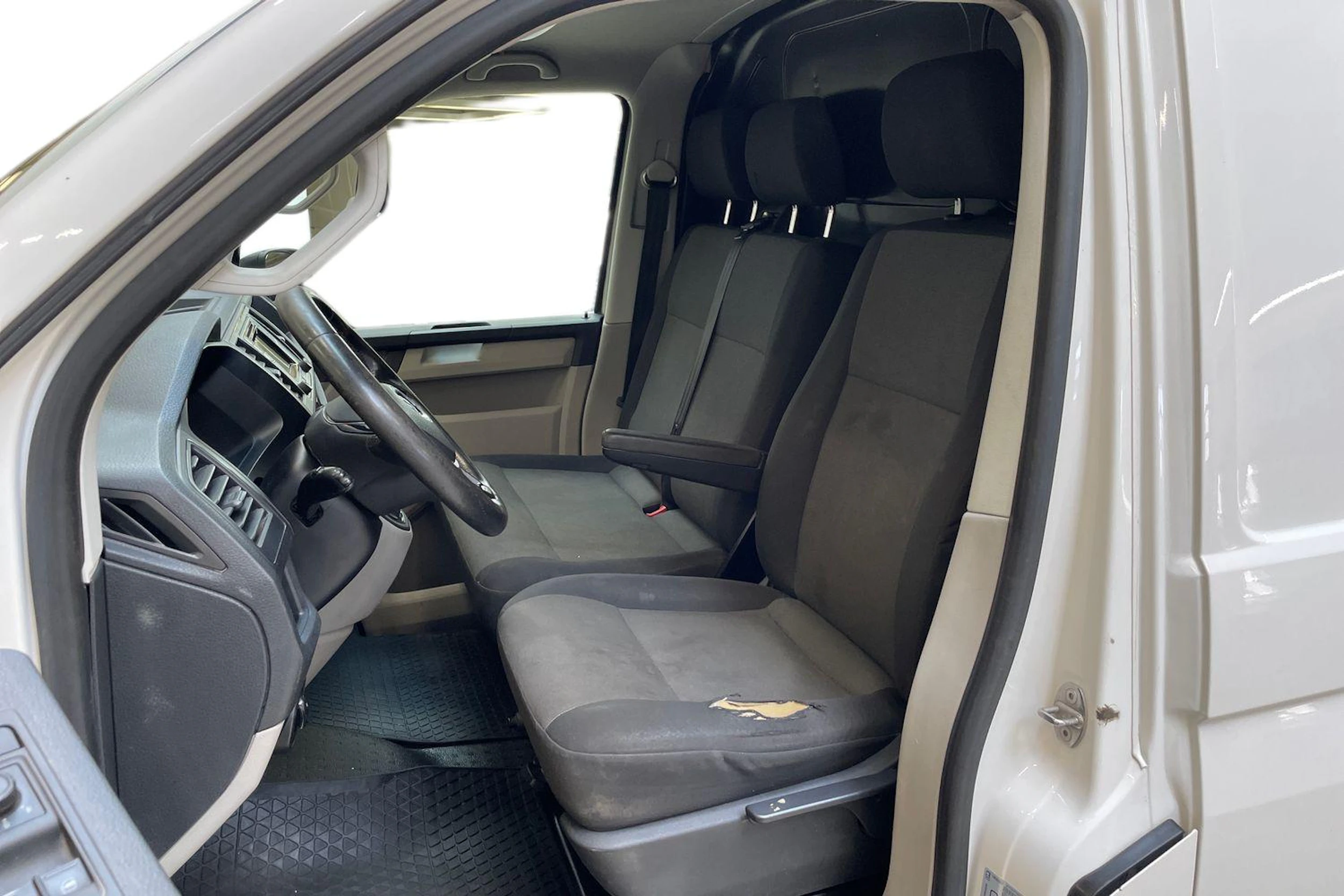 valkoinen Volkswagen Transporter 2016 kuva 8.