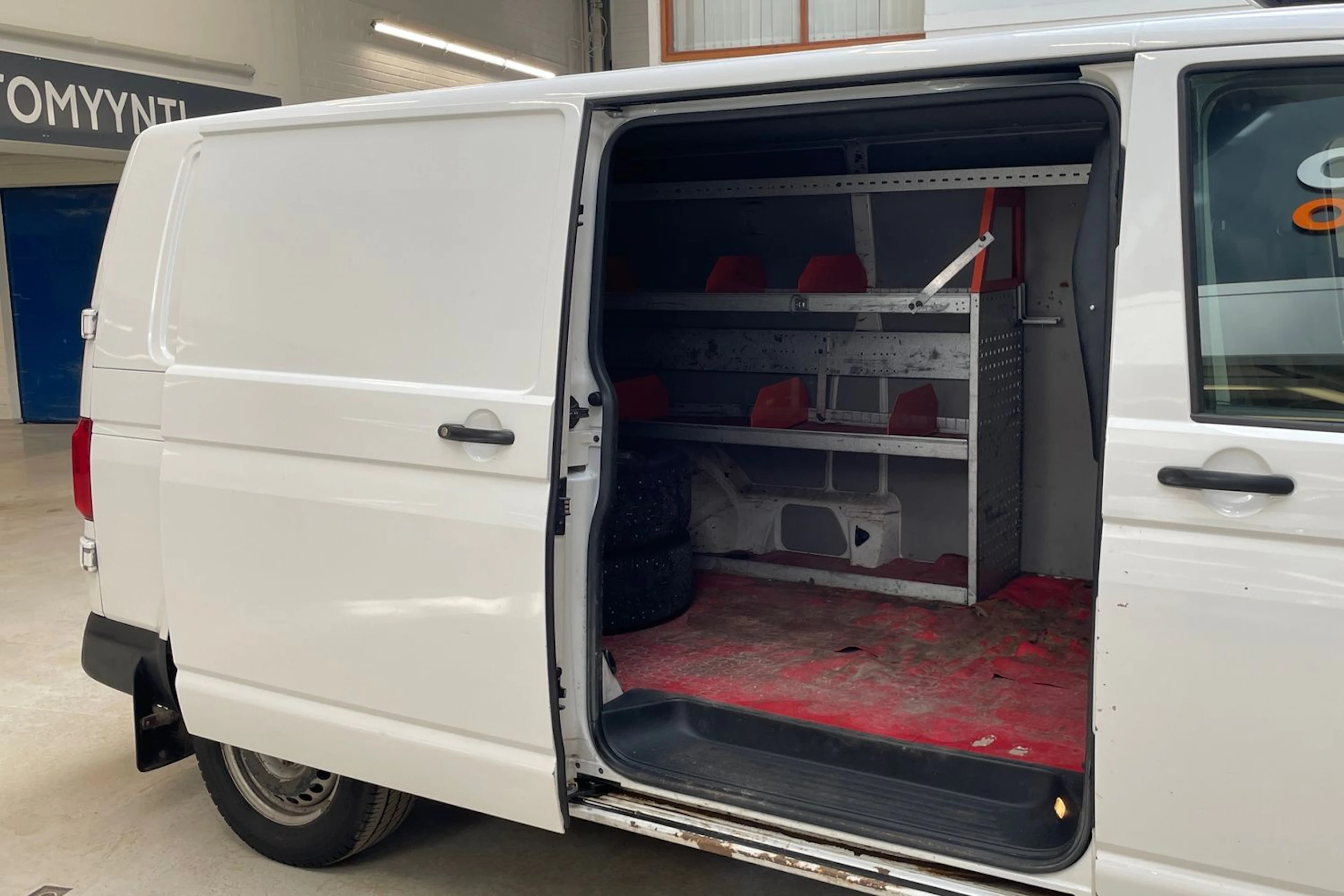 valkoinen Volkswagen Transporter 2016 kuva 12.