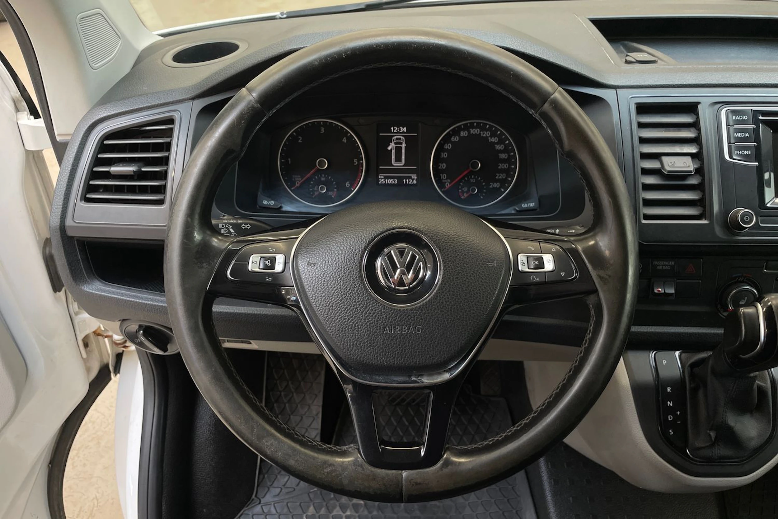 valkoinen Volkswagen Transporter 2016 kuva 18.