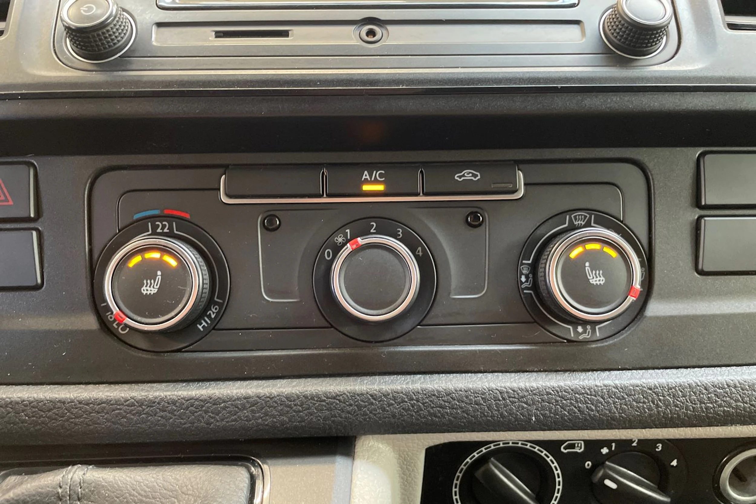 valkoinen Volkswagen Transporter 2016 kuva 26.