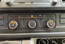 valkoinen Volkswagen Transporter 2016 kuva 26.