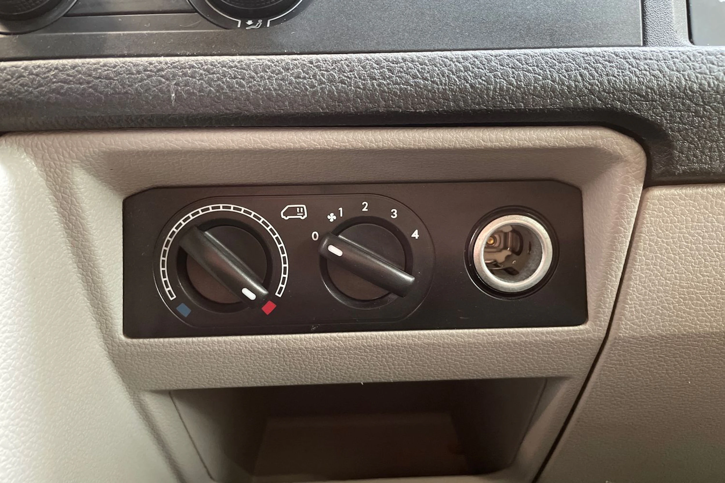 valkoinen Volkswagen Transporter 2016 kuva 27.