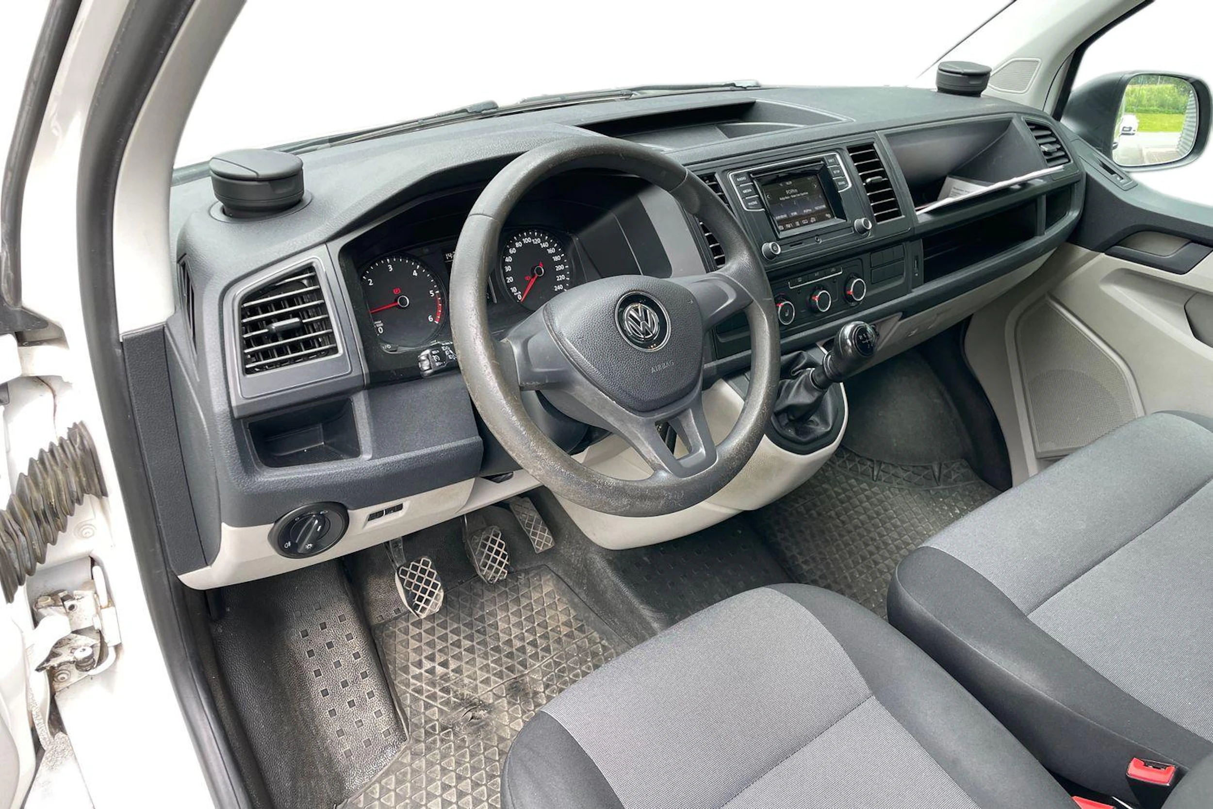 valkoinen Volkswagen Transporter 2016 kuva 8.