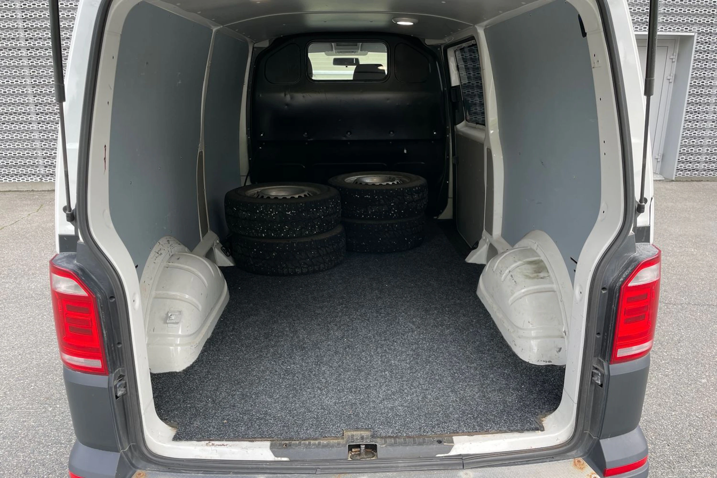 valkoinen Volkswagen Transporter 2016 kuva 15.