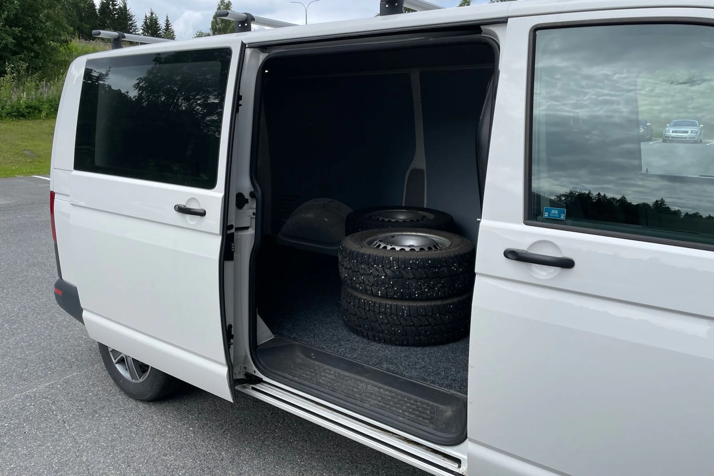 valkoinen Volkswagen Transporter 2016 kuva 17.