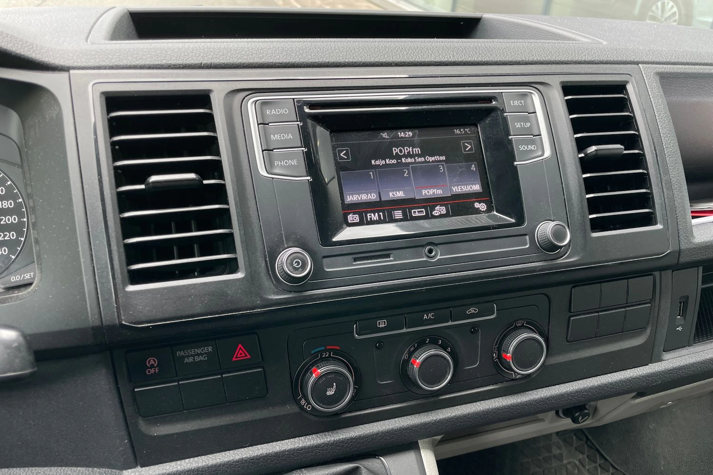 valkoinen Volkswagen Transporter 2016 kuva 19.