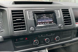 valkoinen Volkswagen Transporter 2016 kuva 19.