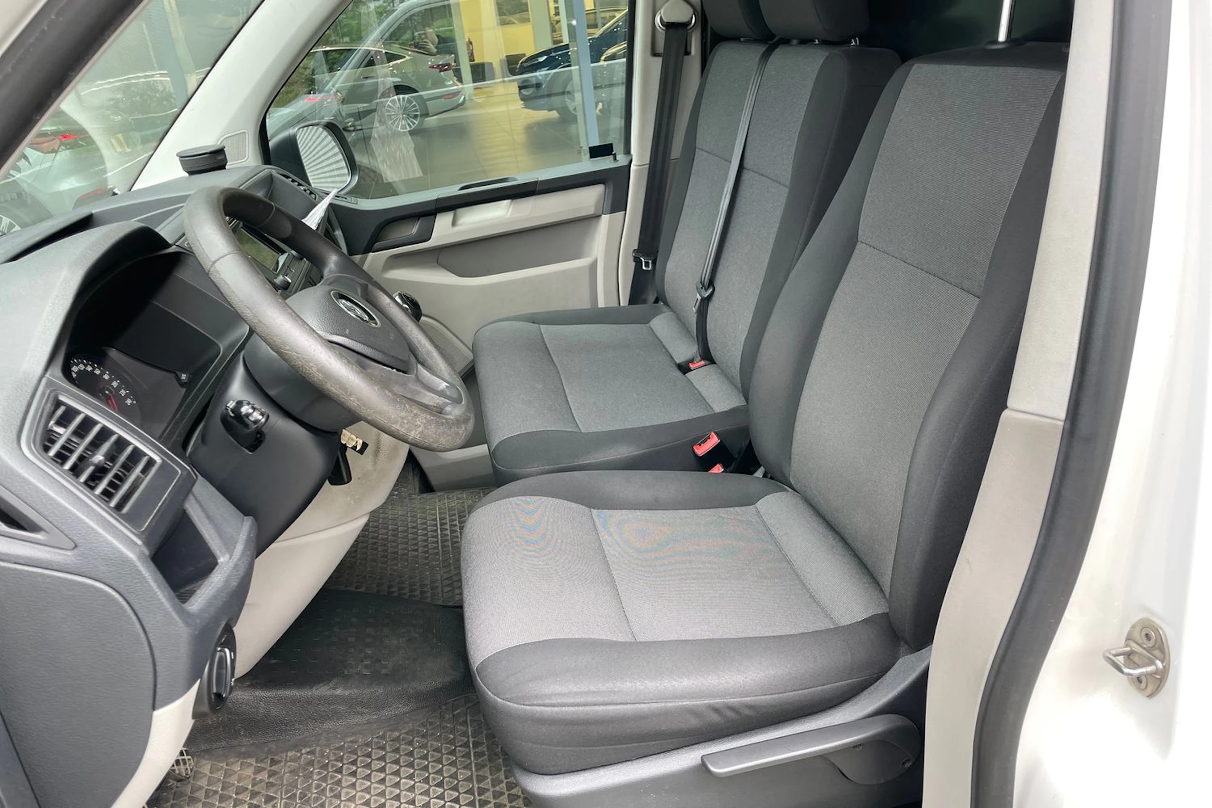 valkoinen Volkswagen Transporter 2016 kuva 22.