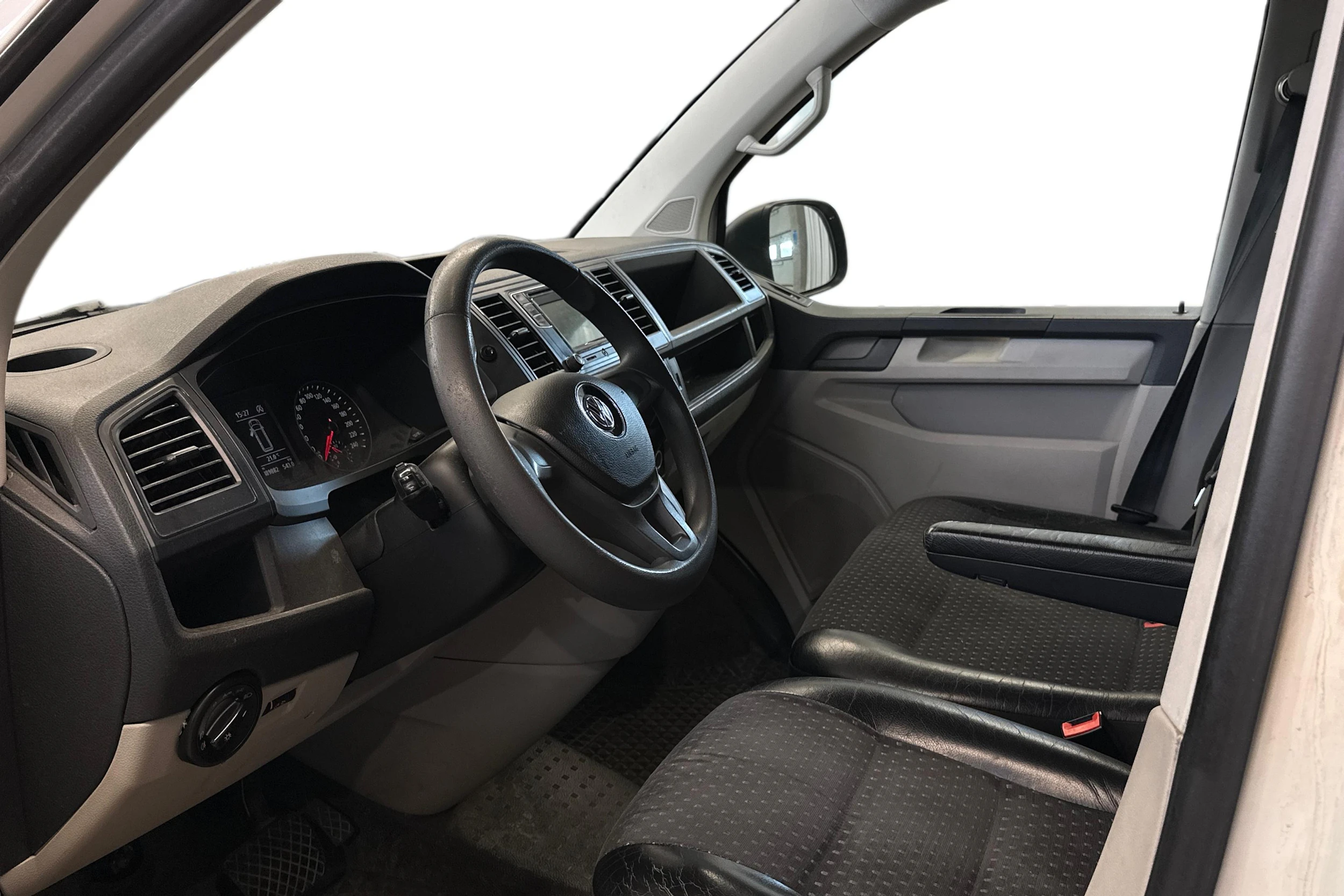 valkoinen Volkswagen Transporter 2016 kuva 3.