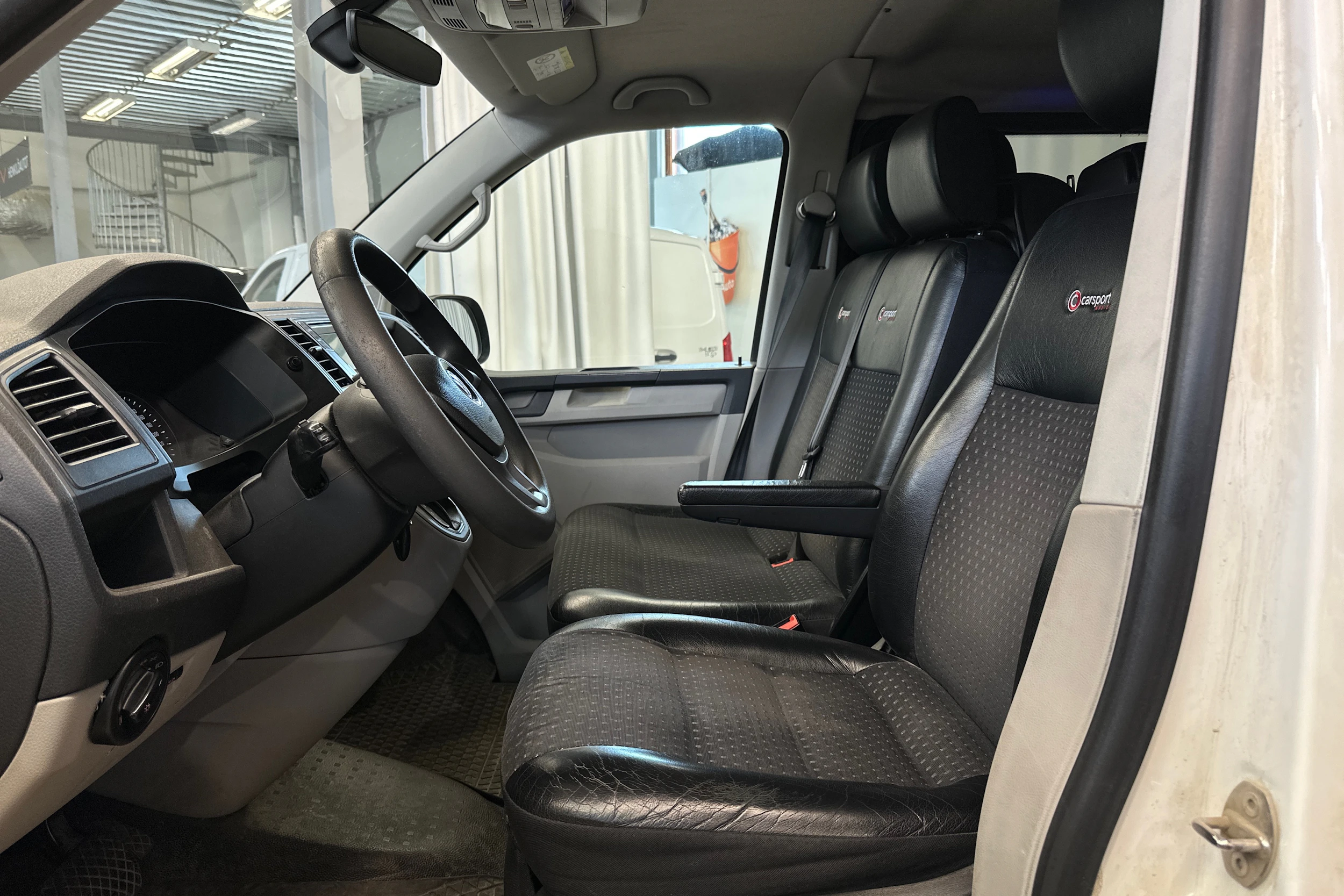 valkoinen Volkswagen Transporter 2016 kuva 4.