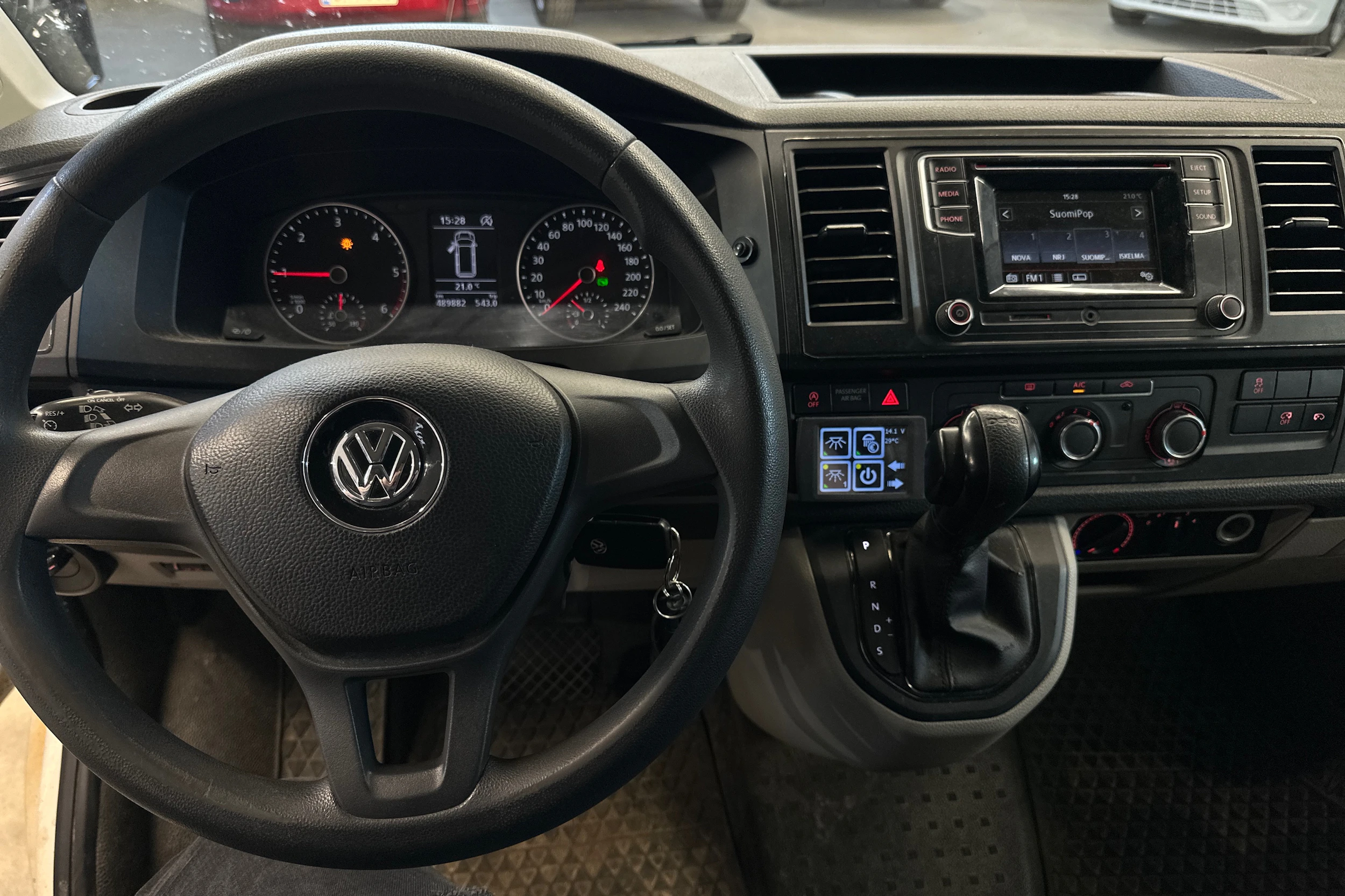 valkoinen Volkswagen Transporter 2016 kuva 5.