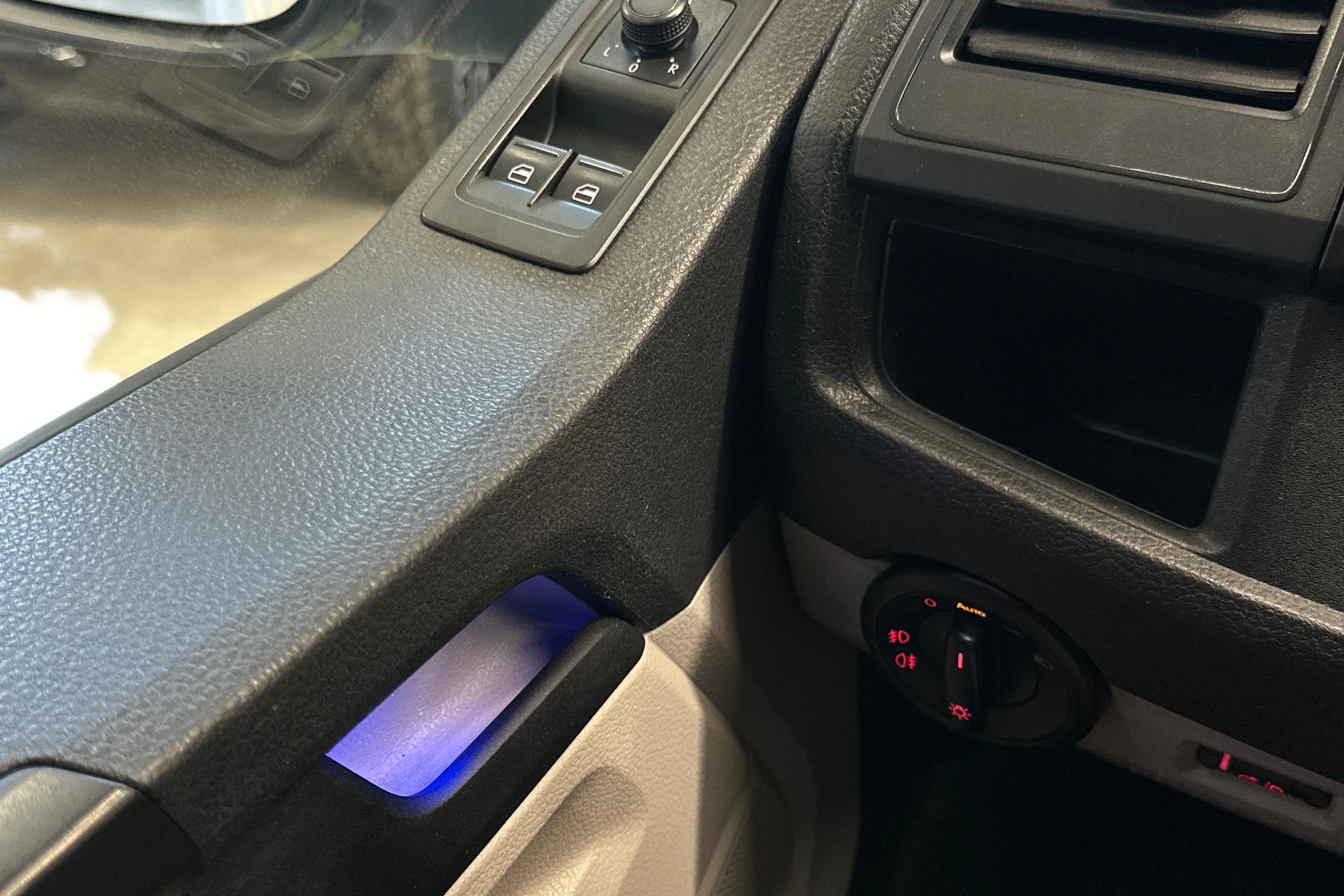 valkoinen Volkswagen Transporter 2016 kuva 9.