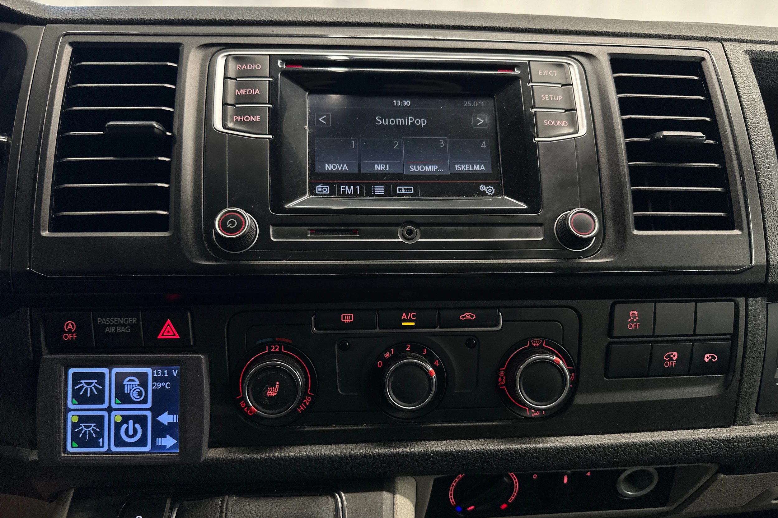 valkoinen Volkswagen Transporter 2016 kuva 15.