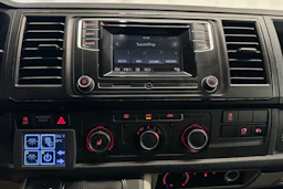valkoinen Volkswagen Transporter 2016 kuva 15.