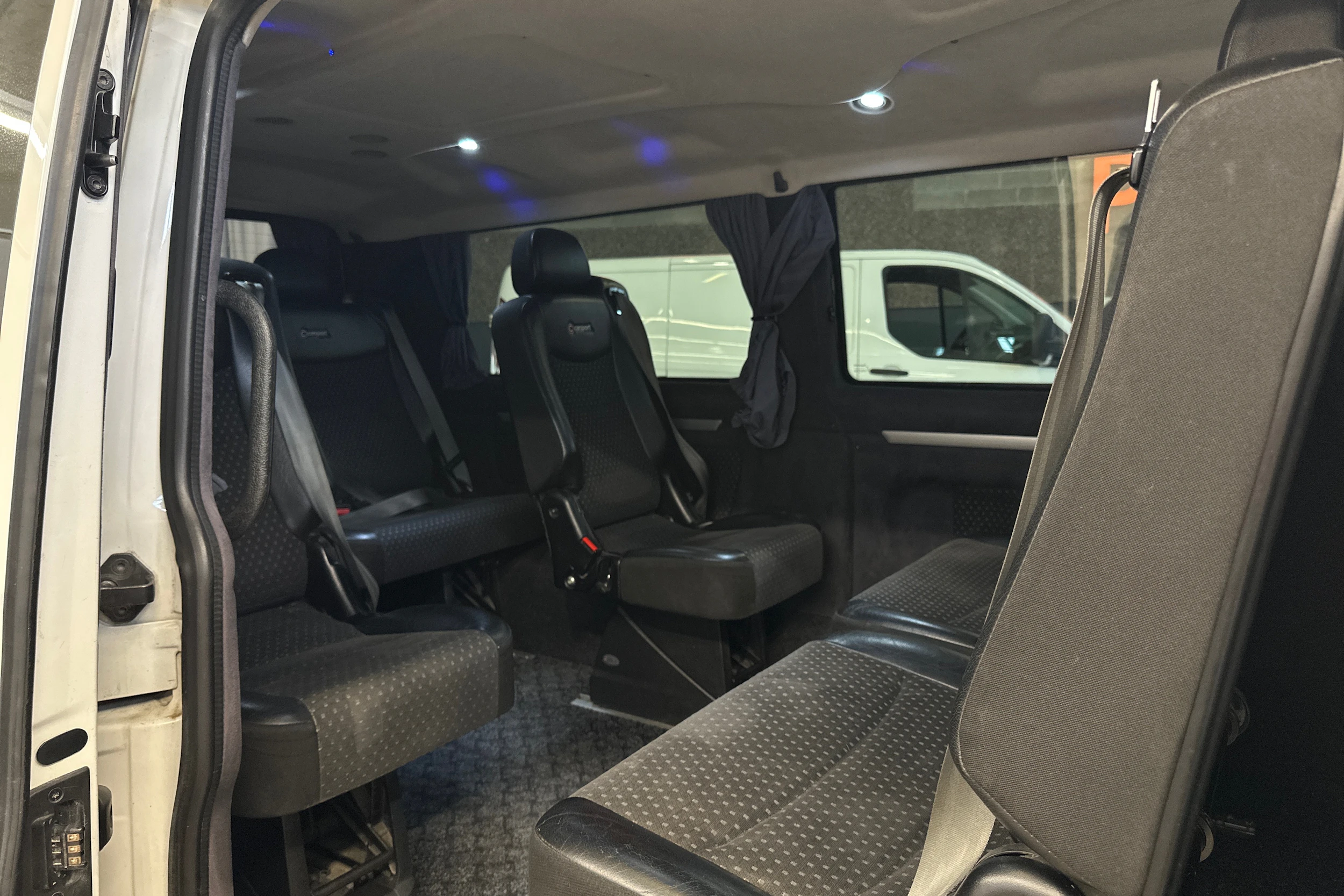 valkoinen Volkswagen Transporter 2016 kuva 20.